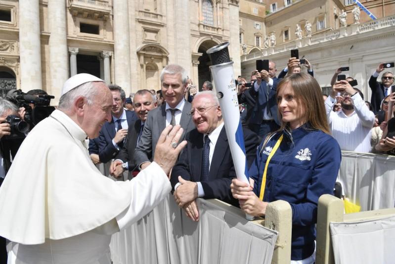 Emozione a Piazza San Pietro: la torcia fa tappa a Roma e il Papa la benedice