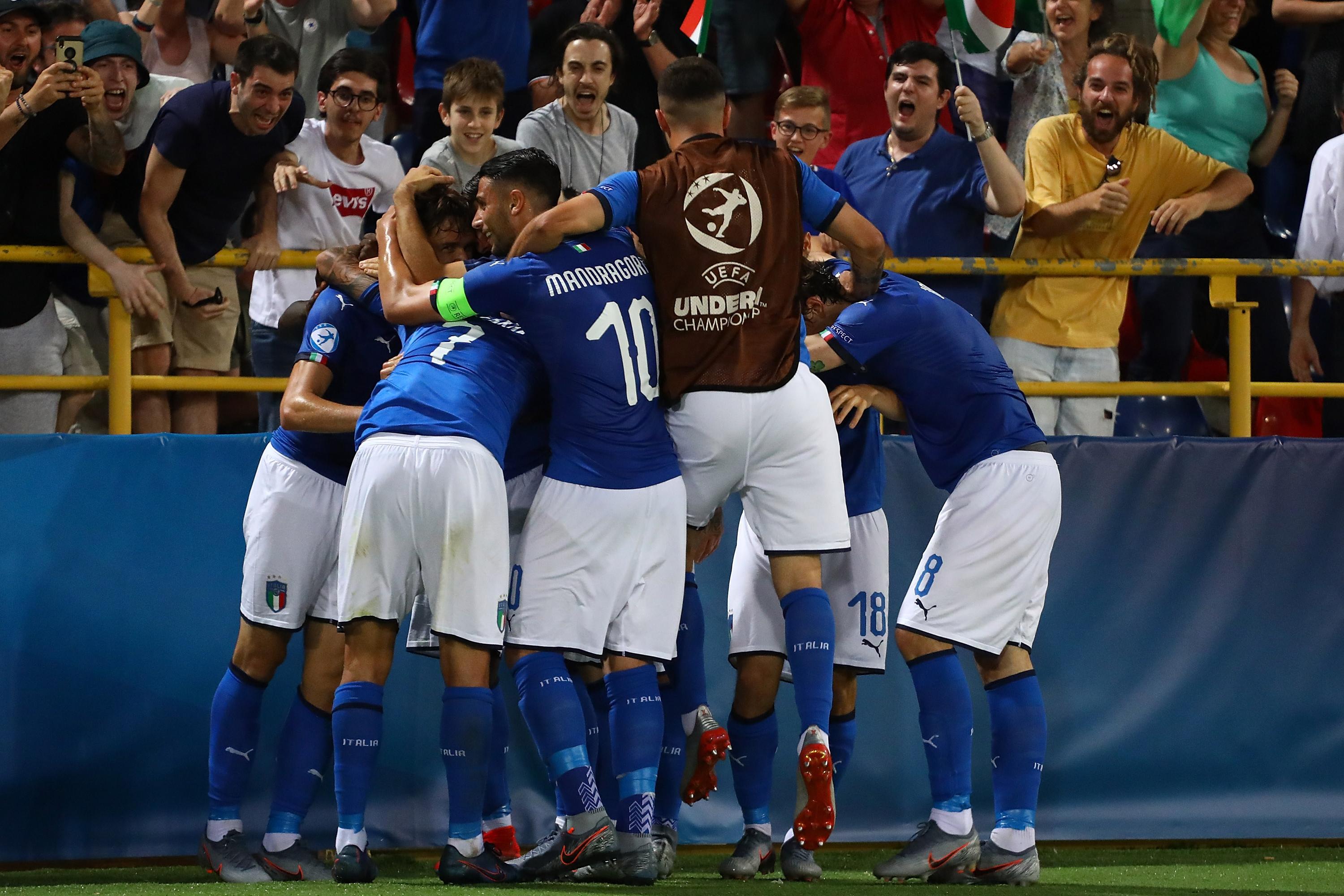 BOLOGNA, ITALY - JUNE 16:  Federico Chiesa of Italy celebrates his goal with his team-mates during the 2019 UEFA U-21 Group A match between Italy and Spain at (insert stadium name) on June 16, 2019 in Bologna, Italy.  (Photo by Marco Luzzani/Getty Images)