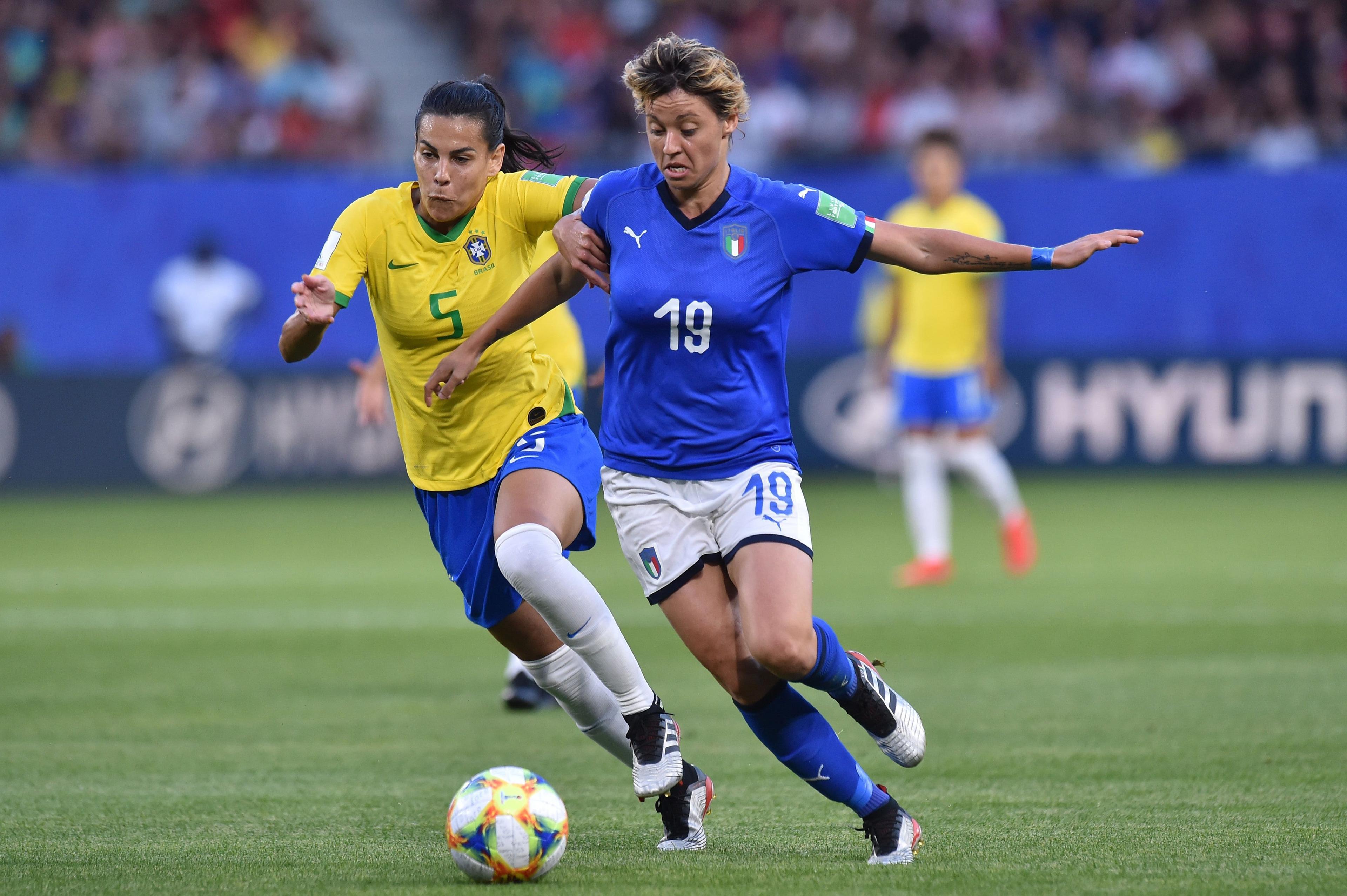 VALENCIENNES, FRANCE - JUNE 18: Thaisa (L) of Brasil and Valentina Giacinti of Italy compete for the ball during the 2019 FIFA Women's World Cup France group C match between Italy and Brazil at Stade du Hainaut on June 18, 2019 in Valenciennes, France. (Photo by Tullio M. Puglia/Getty Images)