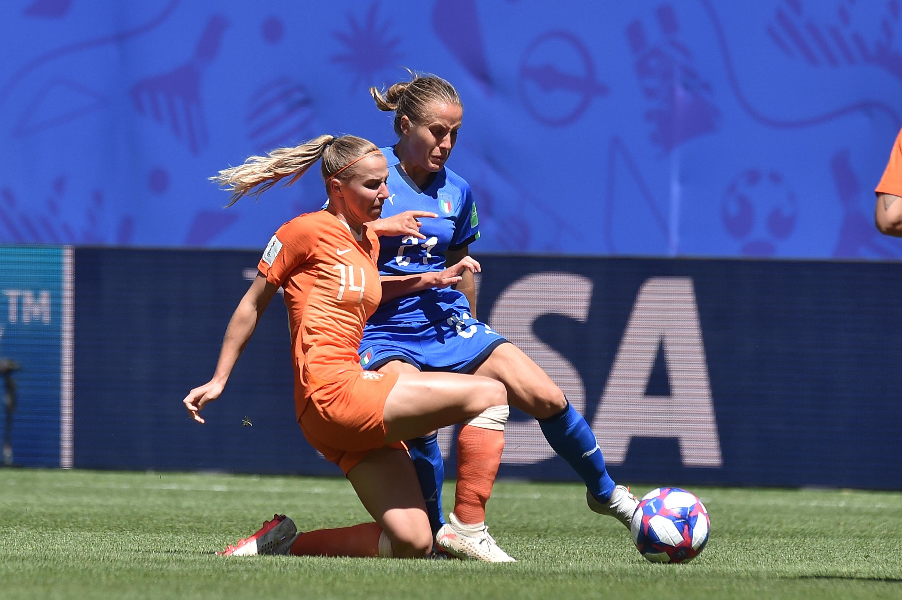 VALENCIENNES, FRANCE - JUNE 29: Jakie Groenen (L) of Netherlands and Valentina Cernoia of Italy compete for the ball during the 2019 FIFA Women's World Cup France Quarter Final match between Italy and and Netherlands at Stade du Hainaut on June 29, 2019 in Valenciennes, France. (Photo by Tullio M. Puglia/Getty Images)