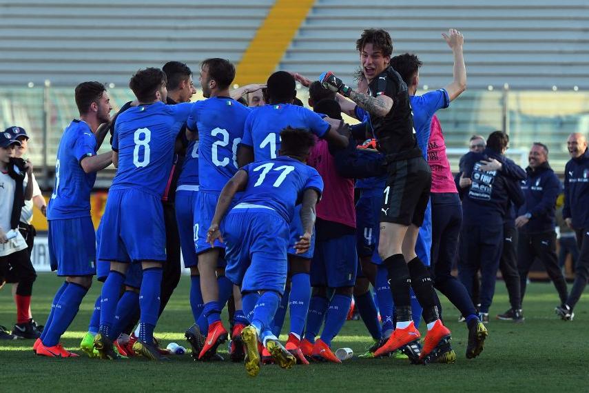 PADOVA, ITALY - MARCH 26:  Italy U19 players celebrate the victory after the UEFA Elite Round match between Italy U19 and Serbia U19 on March 26, 2019 in Abano Terme near Padova, Italy.  (Photo by Alessandro Sabattini/Getty Images)
