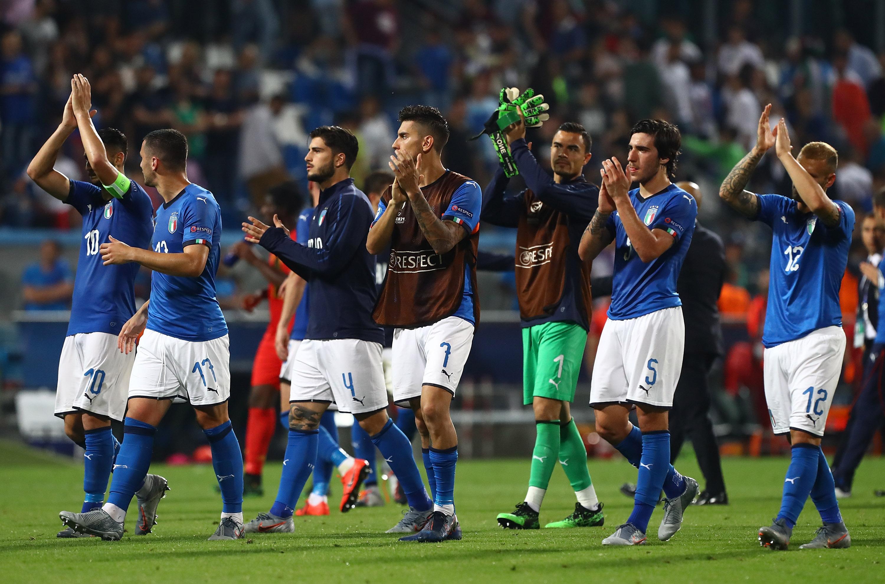 REGGIO NELL'EMILIA, ITALY - JUNE 22: The players of the Italy salute the crowd at the end of the 2019 UEFA U-21 Group A match between Belgium and Italy at Stadio Citta del Tricolore on June 22, 2019 in Reggio nell'Emilia, Italy. (Photo by Marco Luzzani/Getty Images)