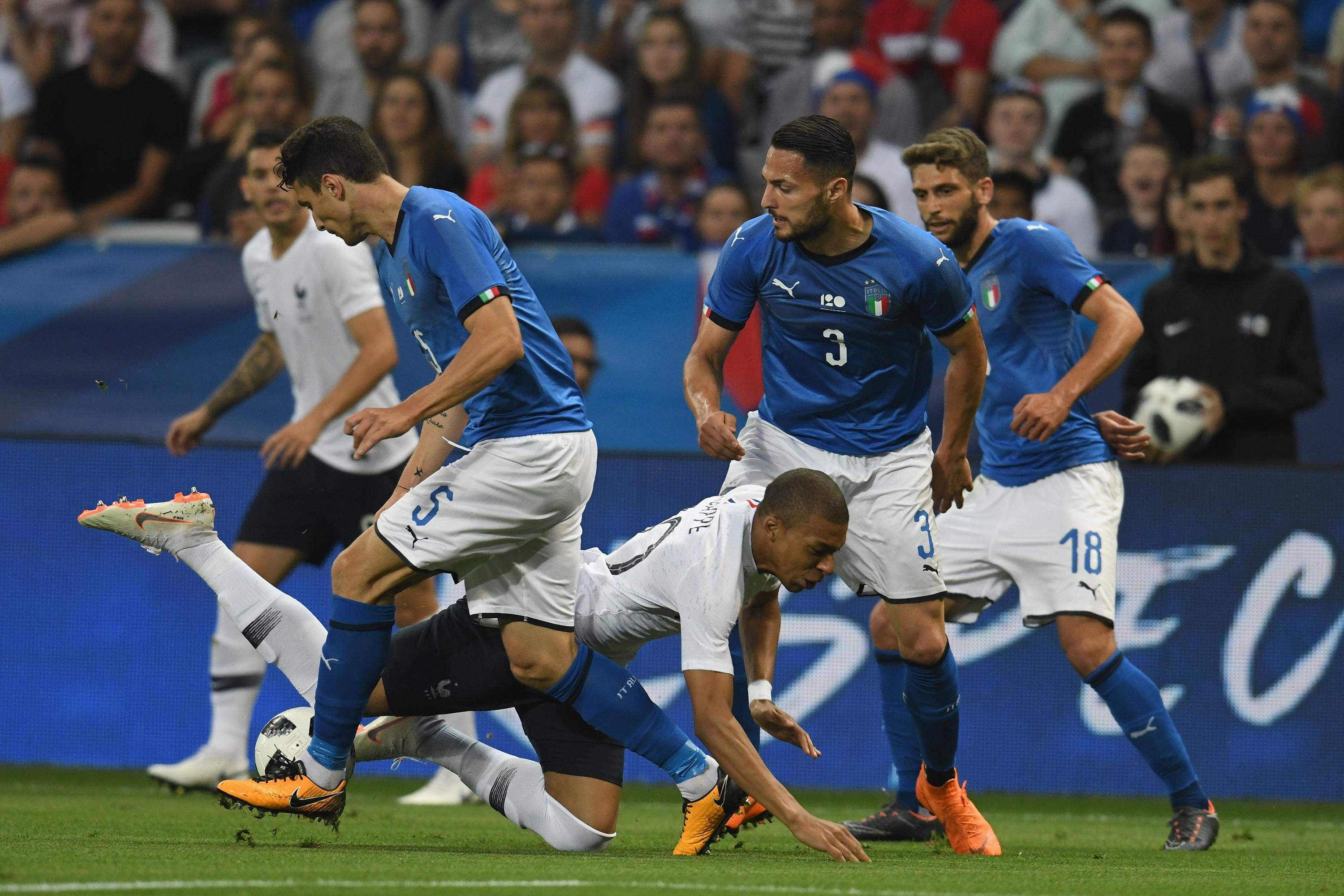 Dopo Chiellini, out anche De Sciglio: sarà sostituito da D'Ambrosio. Domani il raduno degli Azzurri a Bologna