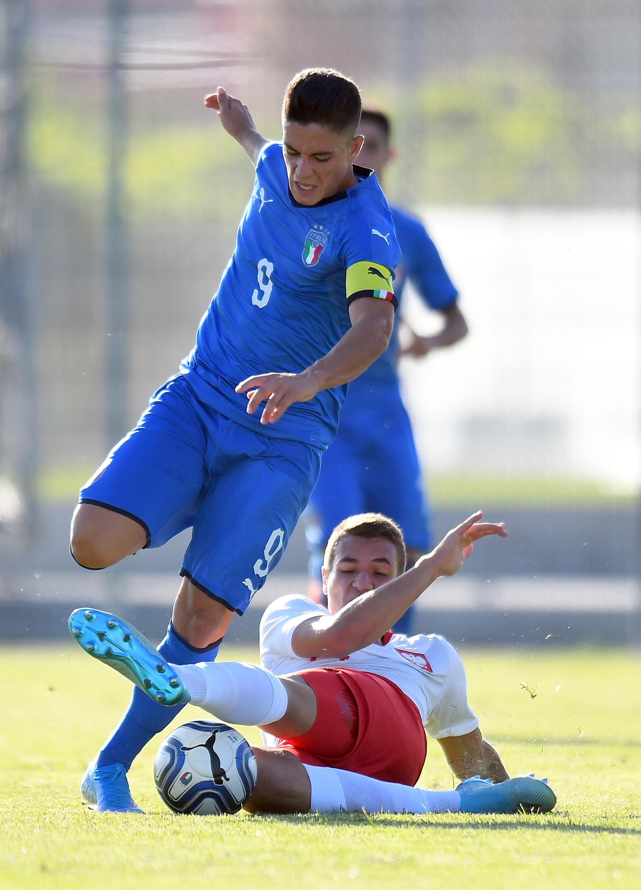 VERONA, ITALY - SEPTEMBER 05: Giacomo Raspadori of Italy U20 competes for the ball with Jakub Kiwior of Poland U20 during the U20 8 Nations Tournament match between Italy and Poland on September 5, 2019 in Caldiero near Verona, Italy. (Photo by Alessandro Sabattini/Getty Images)