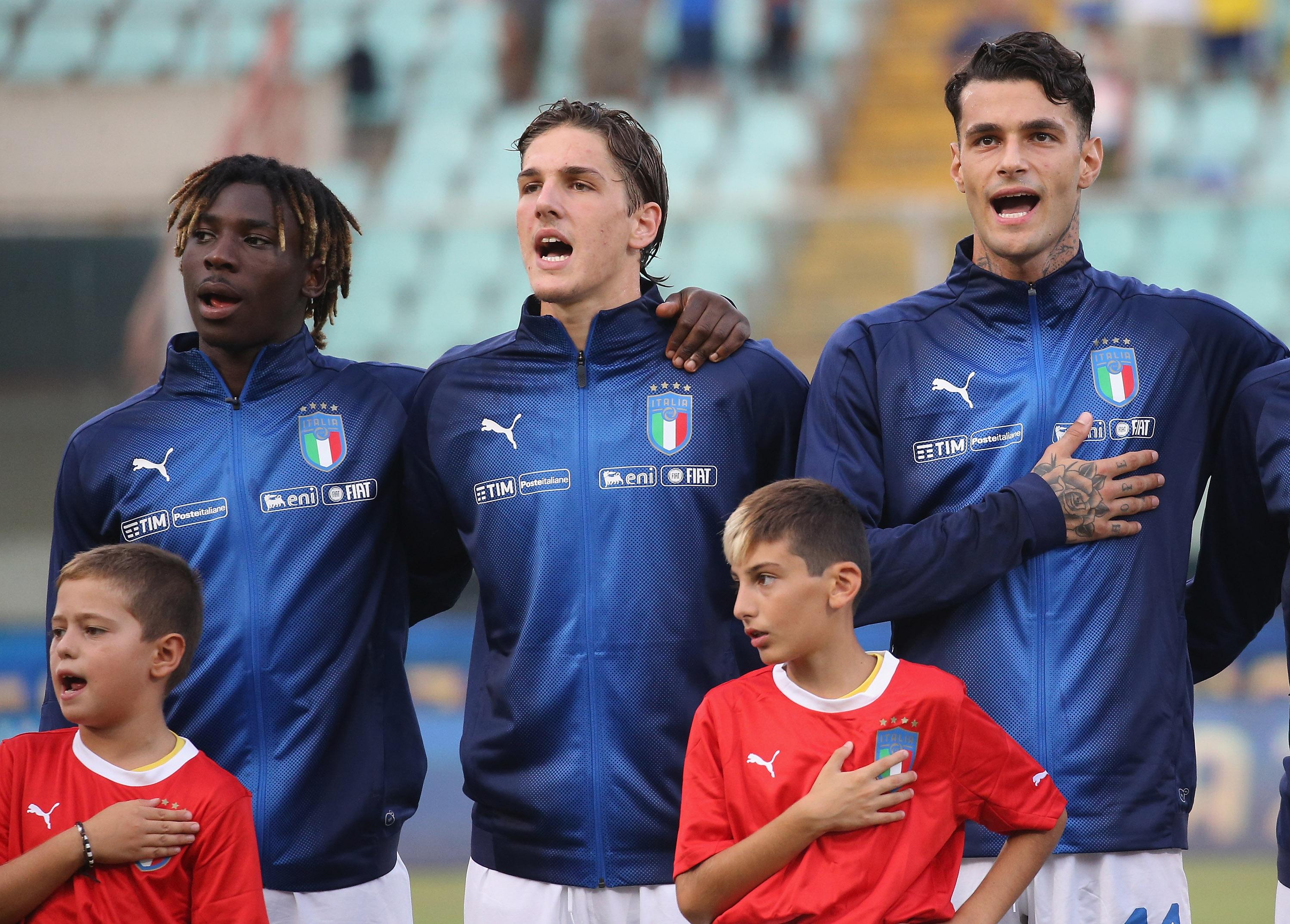 CATANIA, ITALY - SEPTEMBER 06: Nicolò Zaniolo (C), Moise Kean (L) and GianlucA Scamacca of Italy sign the national anthem prior the U21 International Friendly match between Italy and Moldova at Stadio Angelo Massimino on September 5, 2019 in Catania, Italy. (Photo by Maurizio Lagana/Getty Images)