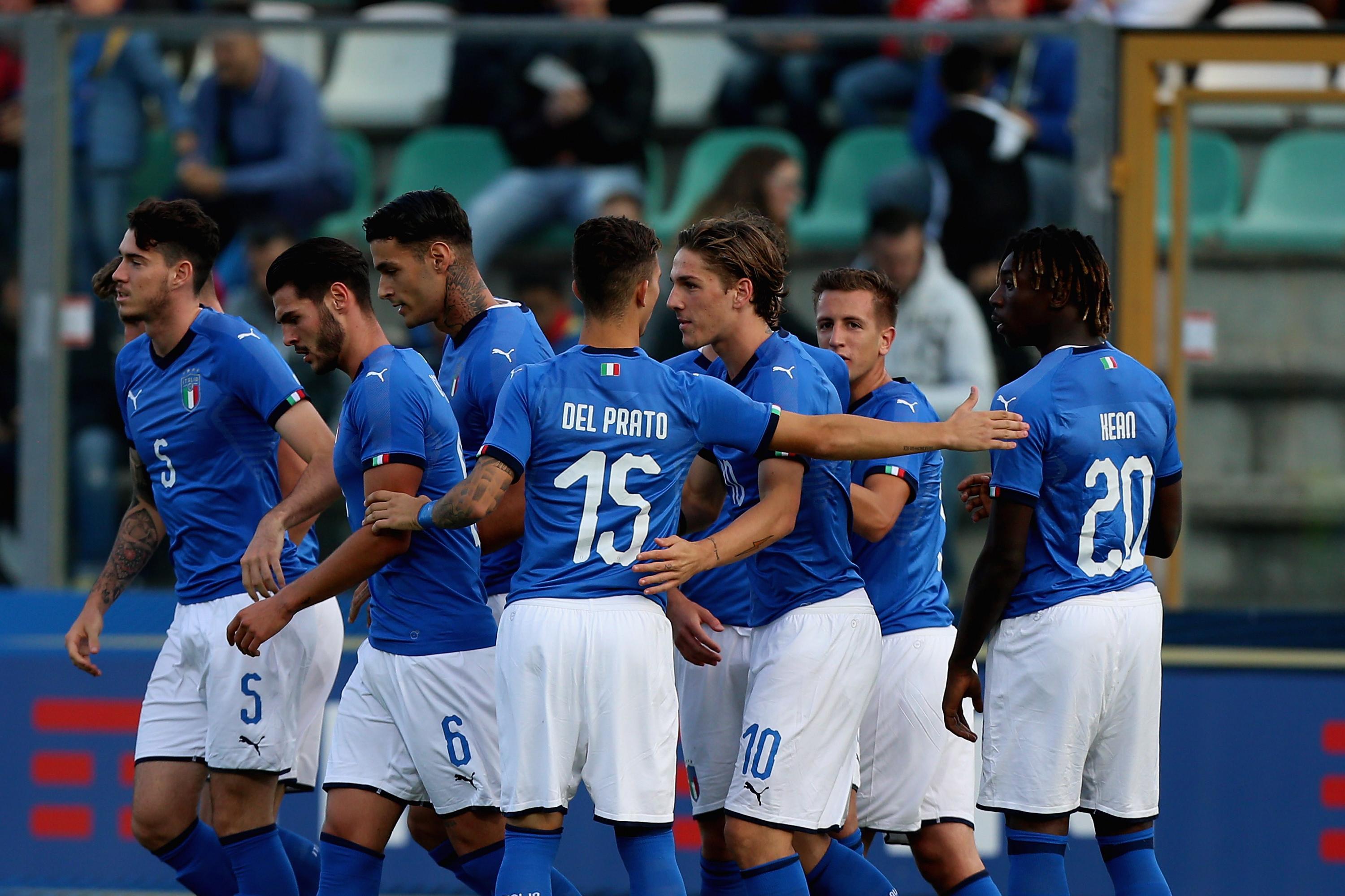 CASTEL DI SANGRO, ITALY - SEPTEMBER 10:  Manuel Locatelli with his teammates of Italy U21 celebrates after scoring the opening goal from penalty spot during the UEFA European Under 21 championship qualifying match between Italy U21 and Luxemburg U21 at Teofilo Patini on September 10, 2019 in Castel Di Sangro, Italy.  (Photo by Paolo Bruno/Getty Images)