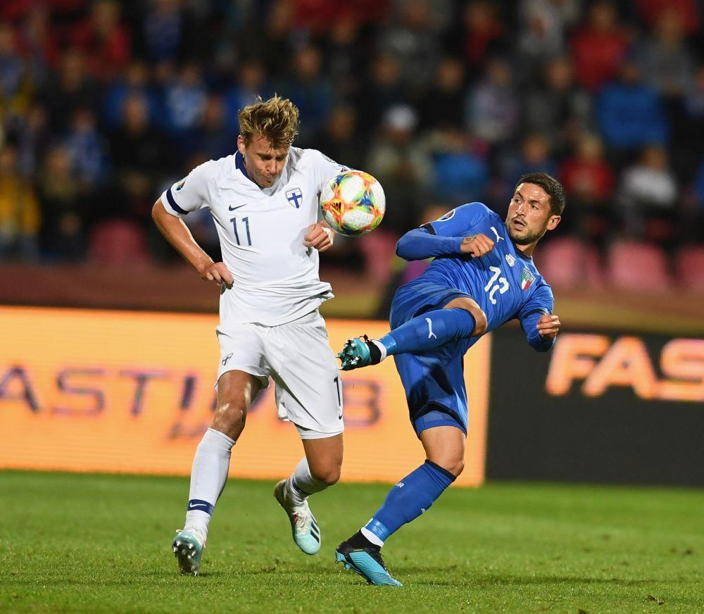 TAMPERE, FINLAND - SEPTEMBER 08: Stefano Sensi of Italy competes for the ball with Schuller of Finland during the UEFA Euro 2020 qualifier between Italy and Finland at Tampere stadium (Ratina stadium) on September 8, 2019 in Tampere, Finland. (Photo by Claudio Villa/Getty Images)