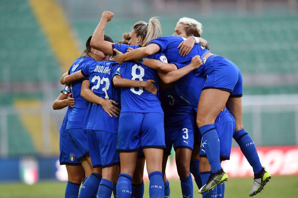 PALERMO, ITALY - OCTOBER 08: Manuela Giugliano of Italy celebrates with teammates after scoring a goal (2-0) during the UEFA Women\\'s European Championship 2021 qualifier match between Italy and Bosnia and Herzegovina at Stadio Renzo Barbera on October 08, 2019 in Palermo, Italy. (Photo by Tullio M. Puglia/Getty Images)