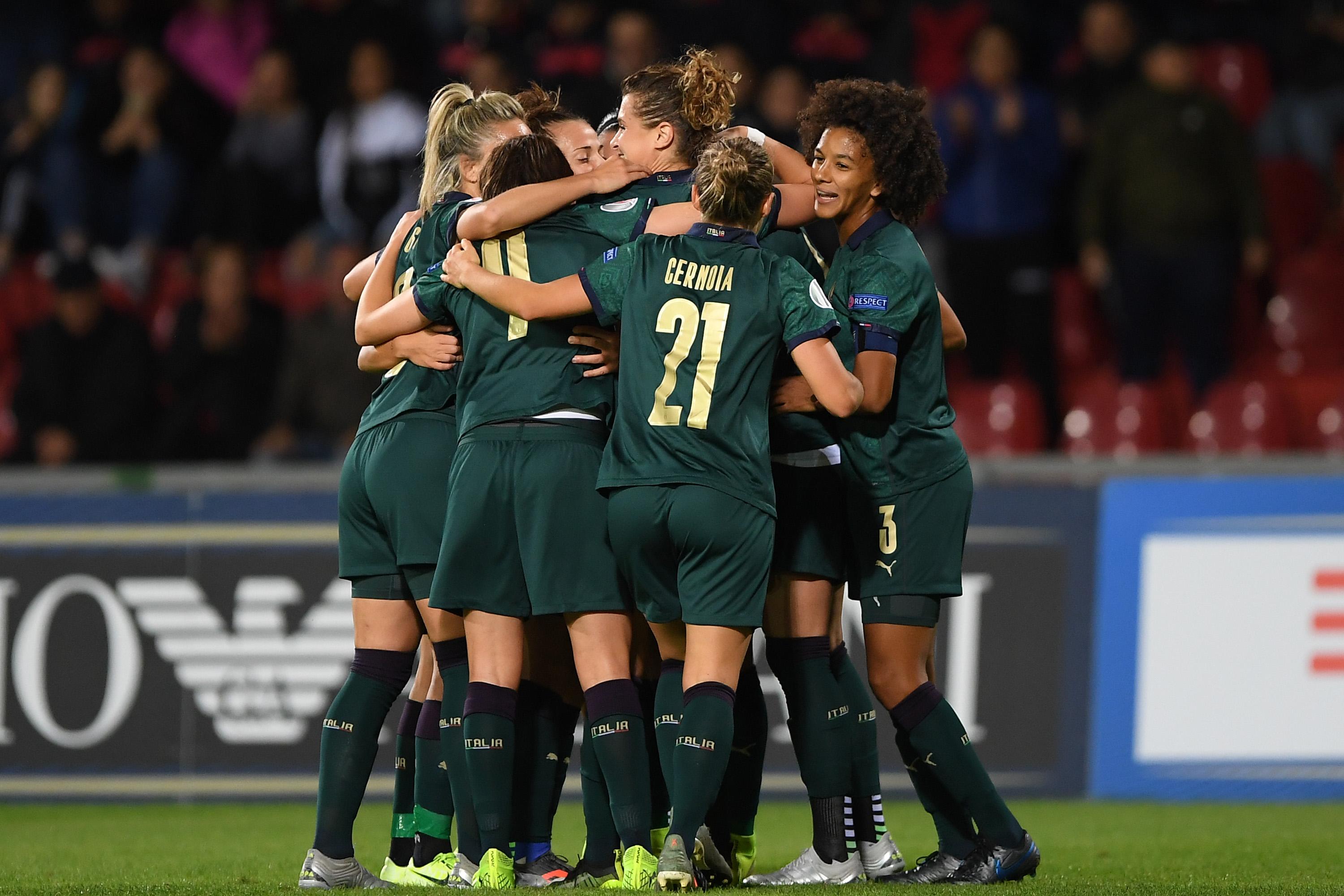 BENEVENTO, ITALY - NOVEMBER 08: Italy Women team celebrate the 1-0 goal scored by Elena Linari during the UEFA Women\\'s Euros 2021 Qualifier match between Italy Women v Georgia Women on November 08, 2019 in Benevento, Italy. (Photo by Francesco Pecoraro/Getty Images)