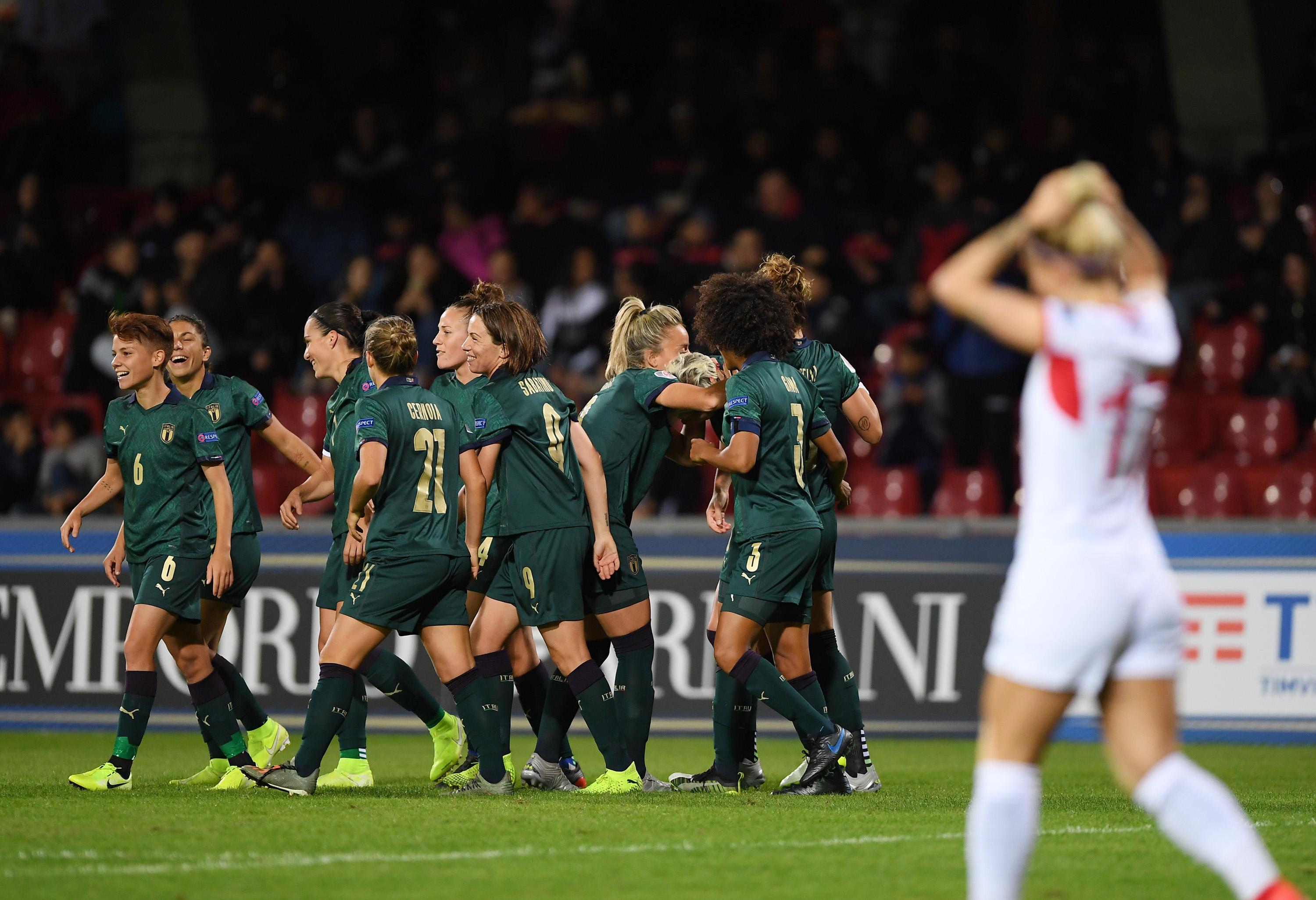 BENEVENTO, ITALY - NOVEMBER 08: Italy Women team celebrate the 1-0 goal scored by Elena Linari during the UEFA Women's Euros 2021 Qualifier match between Italy Women v Georgia Women on November 08, 2019 in Benevento, Italy. (Photo by Francesco Pecoraro/Getty Images)
