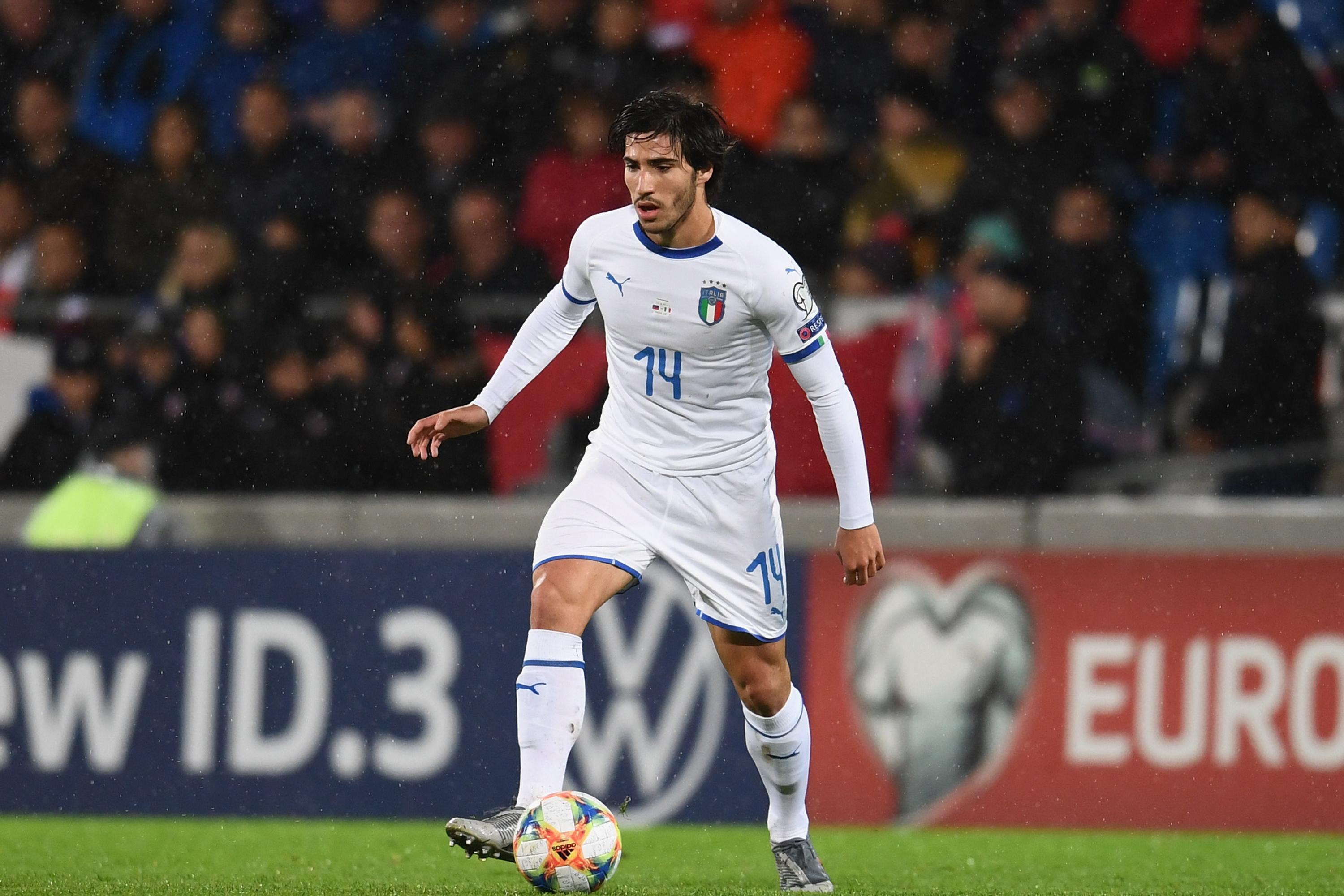 VADUZ, LIECHTENSTEIN - OCTOBER 15:  Sandro Tonali of Italy in action during the UEFA Euro 2020 qualifier between Liechtenstein and Italy on October 15, 2019 in Vaduz, Liechtenstein.  (Photo by Claudio Villa/Getty Images)