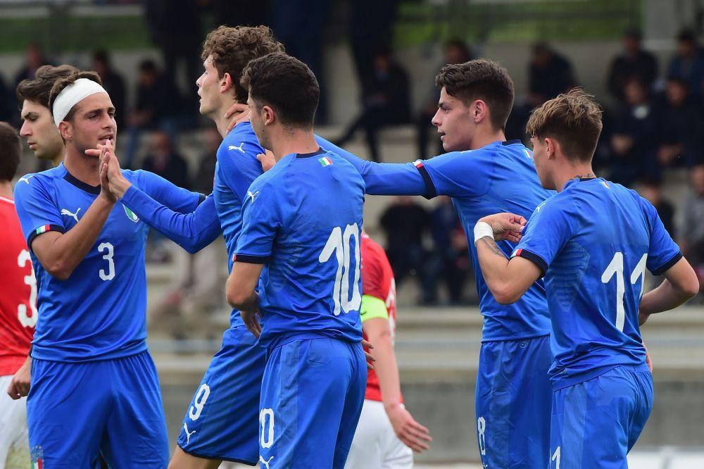 GRADISCA D\\'ISONZO, ITALY - MAY 08:  (C)Pietro Rovaglia of Italy U18 celebrates his first goal with his teammates during the International Friendly match between Italy U18 and Austria U18 on May 8, 2019 in Gradisca d\\'Isonzo, Italy.  (Photo by Pier Marco Tacca/Getty Images)
