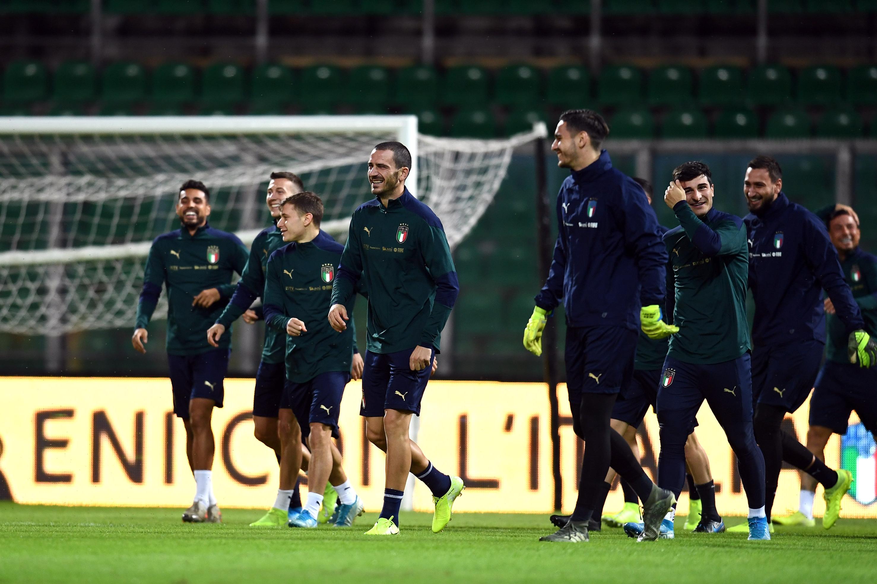 PALERMO, ITALY - NOVEMBER 17:  Leonardo Bonucci of Italy (C) smiles during a Italy training session on November 17, 2019 in Palermo, Italy.  (Photo by Claudio Villa/Getty Images) *** Local Caption *** Leonardo Bonucci