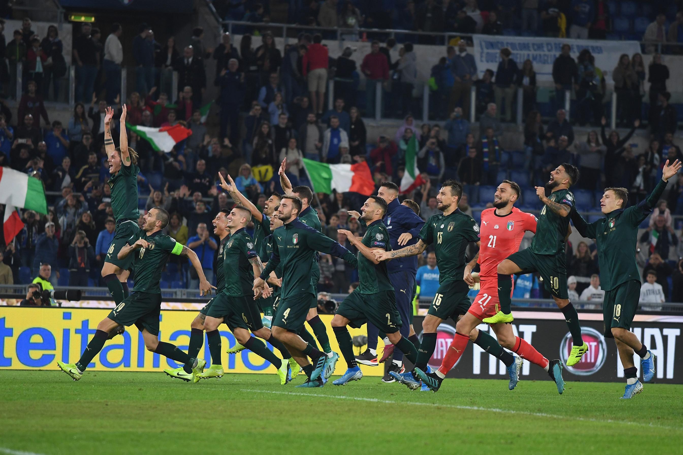ROME, ITALY - OCTOBER 12:  Players of Italy celebrate at the end of the UEFA Euro 2020 qualifier between Italy and Greece on October 12, 2019 in Rome, Italy.  (Photo by Claudio Villa/Getty Images)