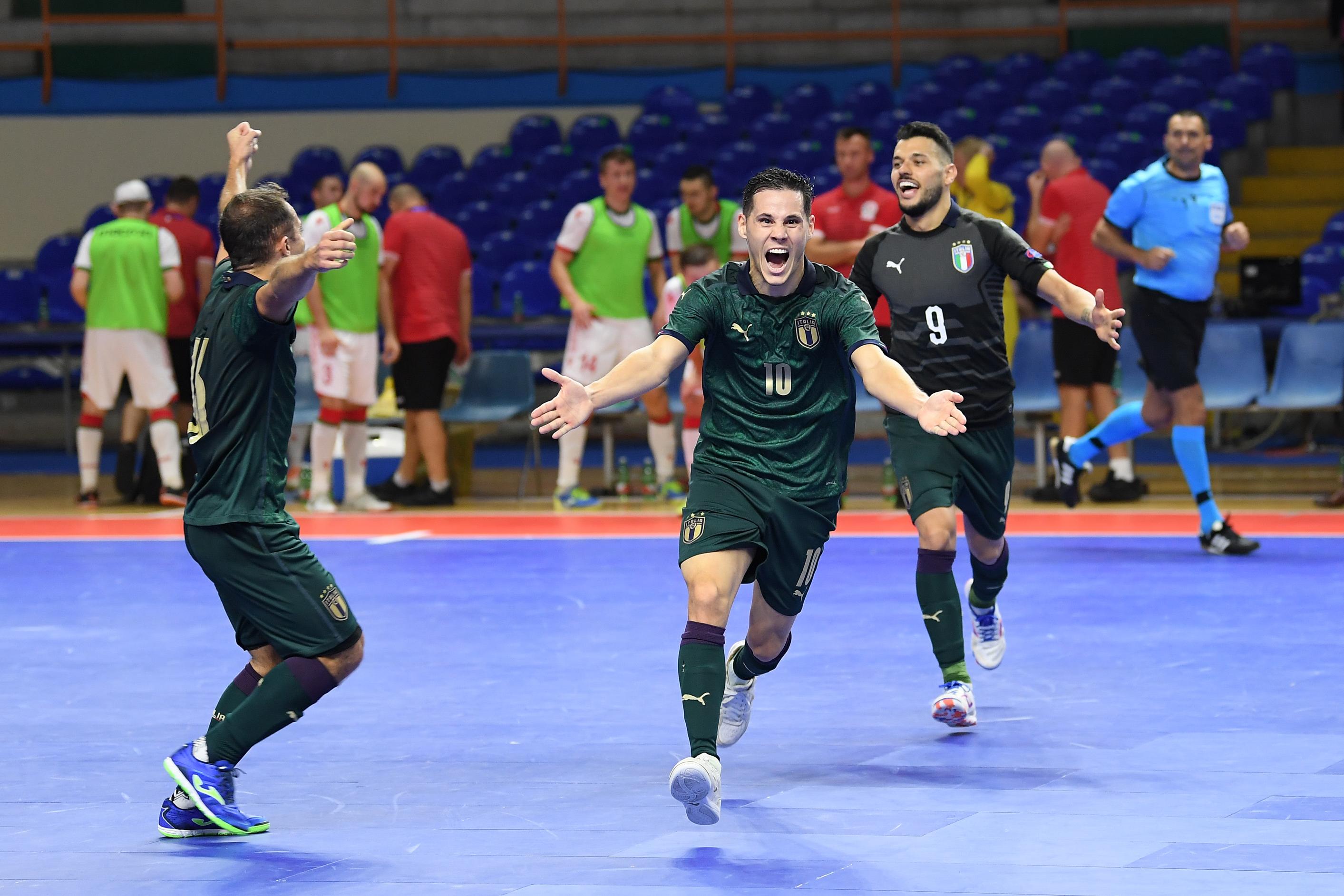 EBOLI, ITALY - OCTOBER 24: Alex Merlim of Italy celebrates after scoring the 3-3 goal during the 2020 FIFA Futsal World Cup Main Round Group 4 match between Italy and Belarus on October 24, 2019 in Eboli, Italy. (Photo by Francesco Pecoraro/Getty Images)
