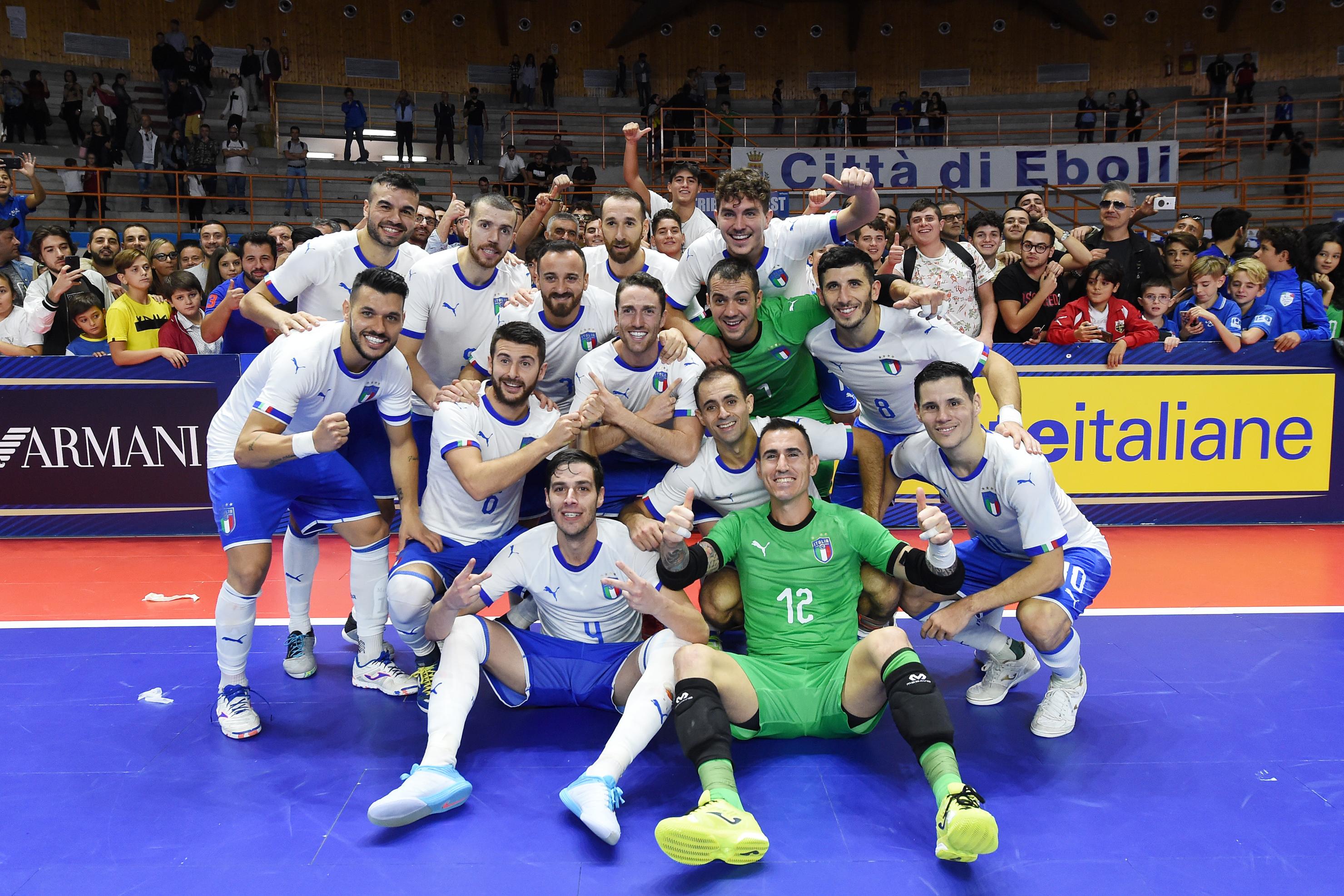EBOLI, ITALY - OCTOBER 27: Italy players celebrate the victory after the 2020 FIFA Futsal World Cup Main Round Group 4 match between Italy and Hungary on October 27, 2019 in Eboli, Italy. (Photo by Francesco Pecoraro/Getty Images)