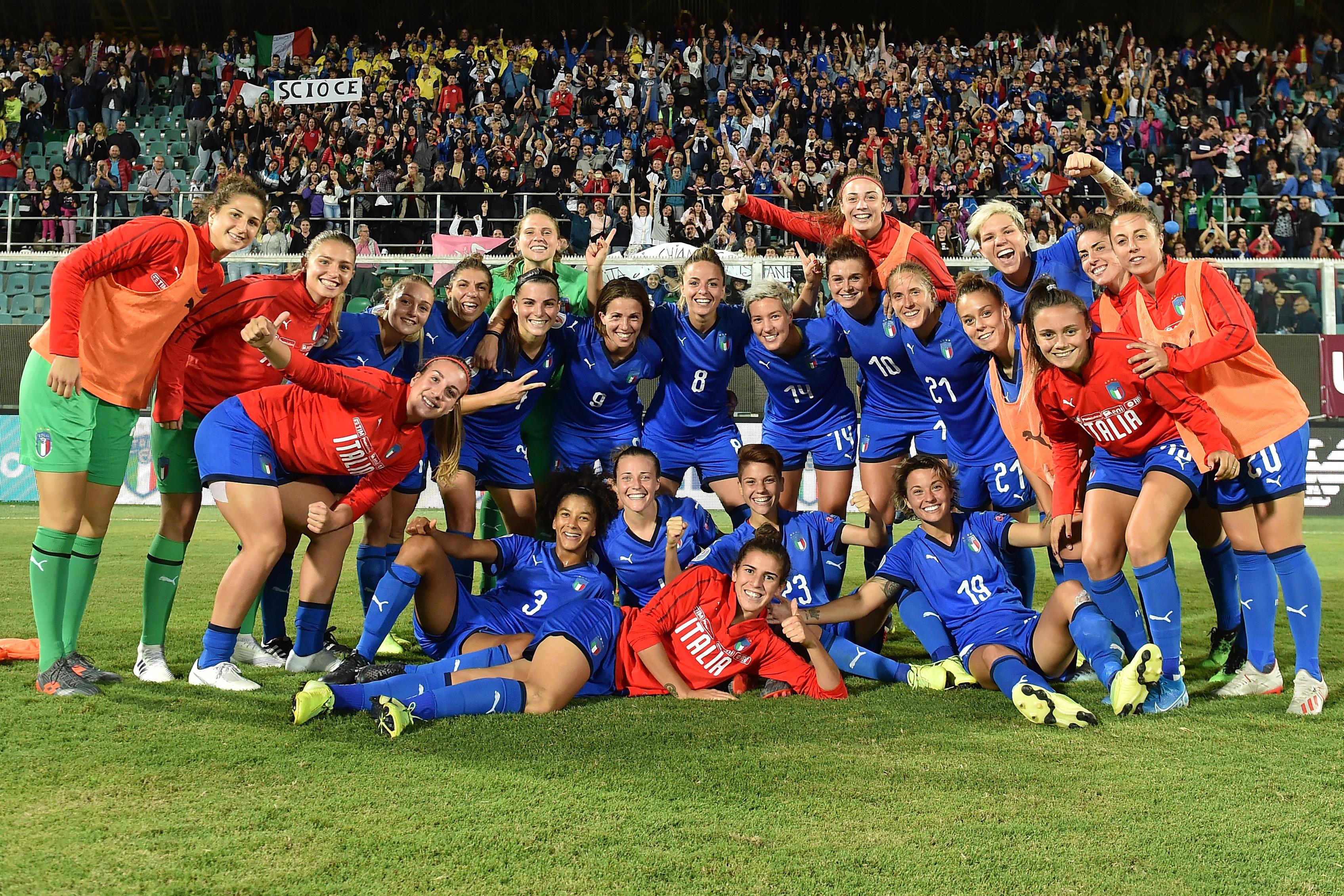 PALERMO, ITALY - OCTOBER 08: players of Italy celebrate after winning the UEFA Women\\'s European Championship 2021 qualifier match between Italy and Bosnia and Herzegovina at Stadio Renzo Barbera on October 08, 2019 in Palermo, Italy. (Photo by Tullio M. Puglia/Getty Images)