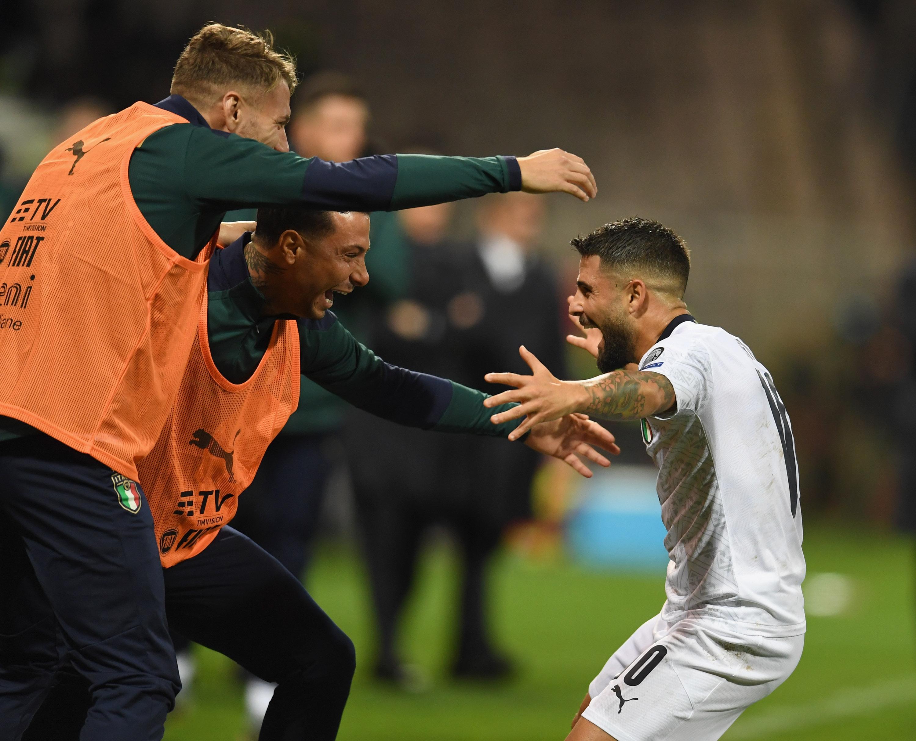 ZENICA, BOSNIA AND HERZEGOVINA - NOVEMBER 15: Lorenzo Insigne of Italy celebrates with team-mates after scoring the second goal during the UEFA Euro 2020 Qualifier between Bosnia and Herzegovina and Italy on November 15, 2019 in Zenica, Bosnia and Herzegovina. (Photo by Claudio Villa/Getty Images)