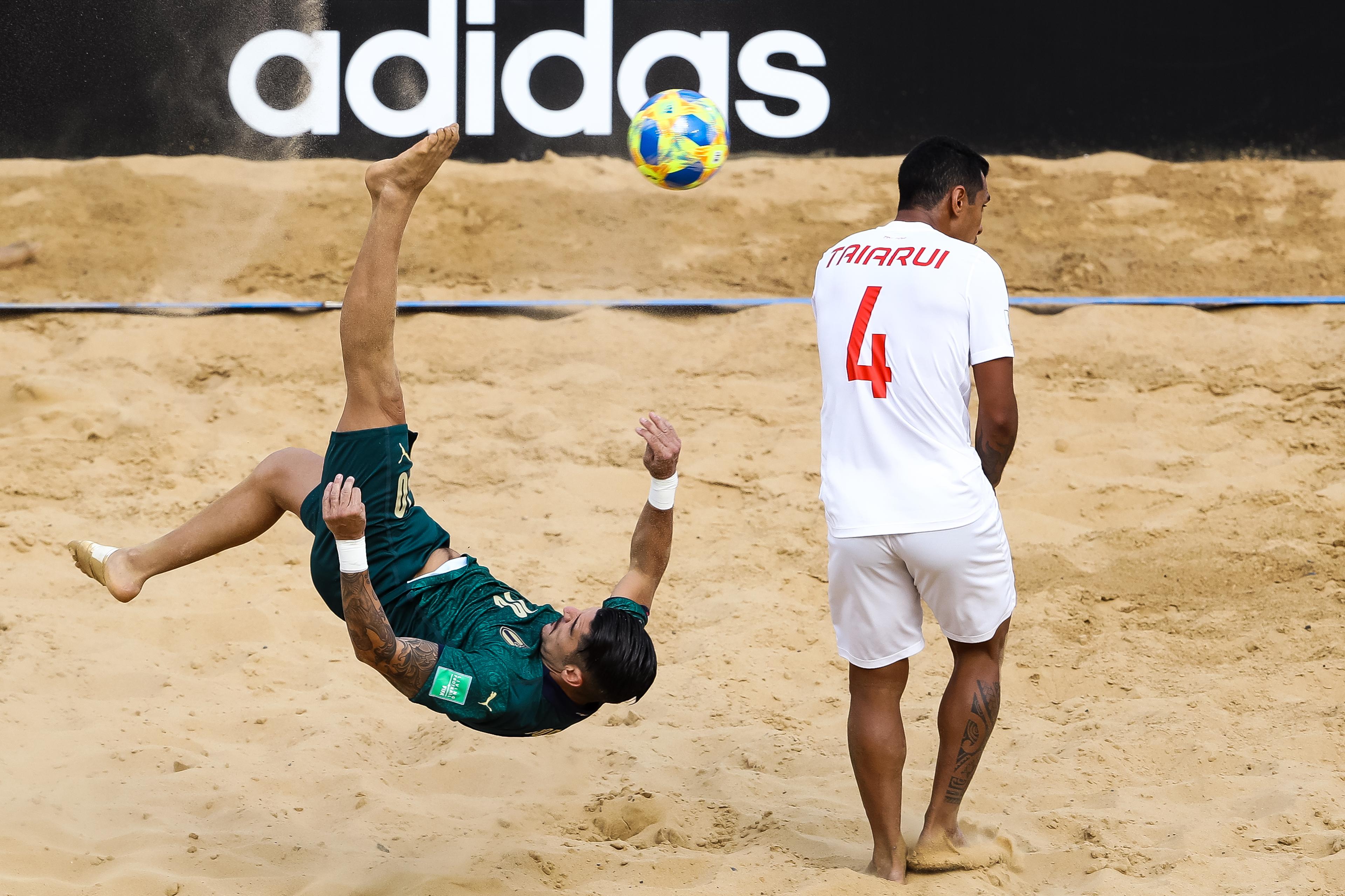 ASUNCION, PARAGUAY - NOVEMBER 21: Gabriele Gori (L) of Italy takes an overhead kick against Heimanu Taiarui of Tahiti during the FIFA Beach Soccer World Cup Paraguay 2019 group B match between Italy and Tahiti at Estadio Mundialista Los Pynandi on November 21, 2019 in Asuncion, Paraguay. (Photo by Buda Mendes - FIFA/FIFA via Getty Images)