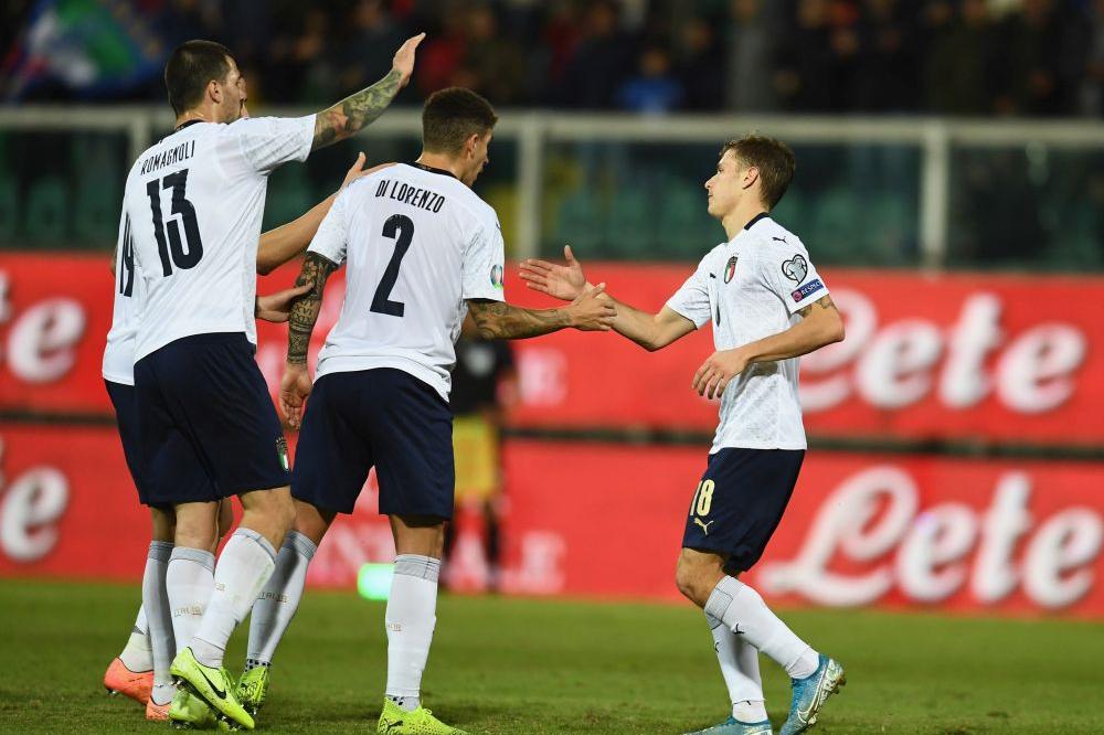 PALERMO, ITALY - NOVEMBER 18:  Nicolo Barella of Italy celebrates with team-mates after scoring the goal during the UEFA Euro 2020 Qualifier between Italy and Armenia on November 18, 2019 in Palermo, Italy.  (Photo by Claudio Villa/Getty Images)