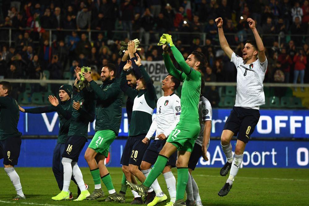 PALERMO, ITALY - NOVEMBER 18:  Players of Italy celebrate during the UEFA Euro 2020 Qualifier between Italy and Armenia on November 18, 2019 in Palermo, Italy.  (Photo by Claudio Villa/Getty Images)