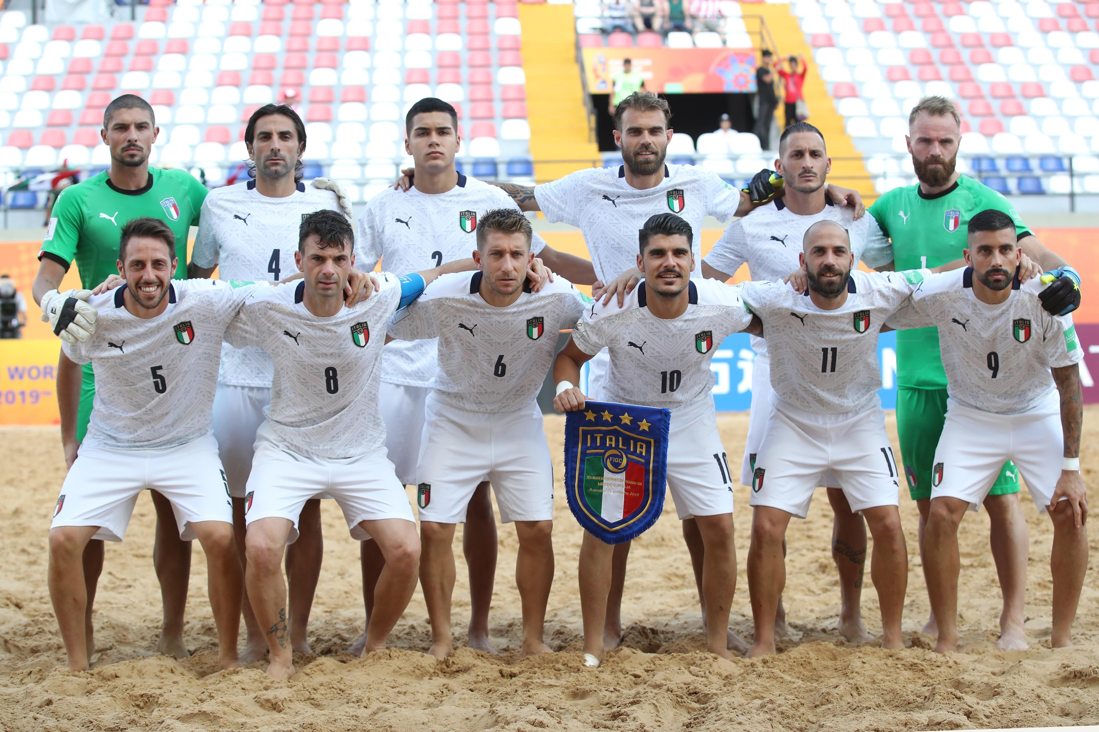 ASUNCION, PARAGUAY - NOVEMBER 25: Players of Italy pose for a team photo prior to the FIFA Beach Soccer World Cup Paraguay 2019 group B match between Mexico and Italy at Estadio Mundialista \\\"Los Pynandi\\\" on November 25, 2019 in Asuncion, Paraguay. (Photo by Alex Grimm - FIFA/FIFA via Getty Images)
