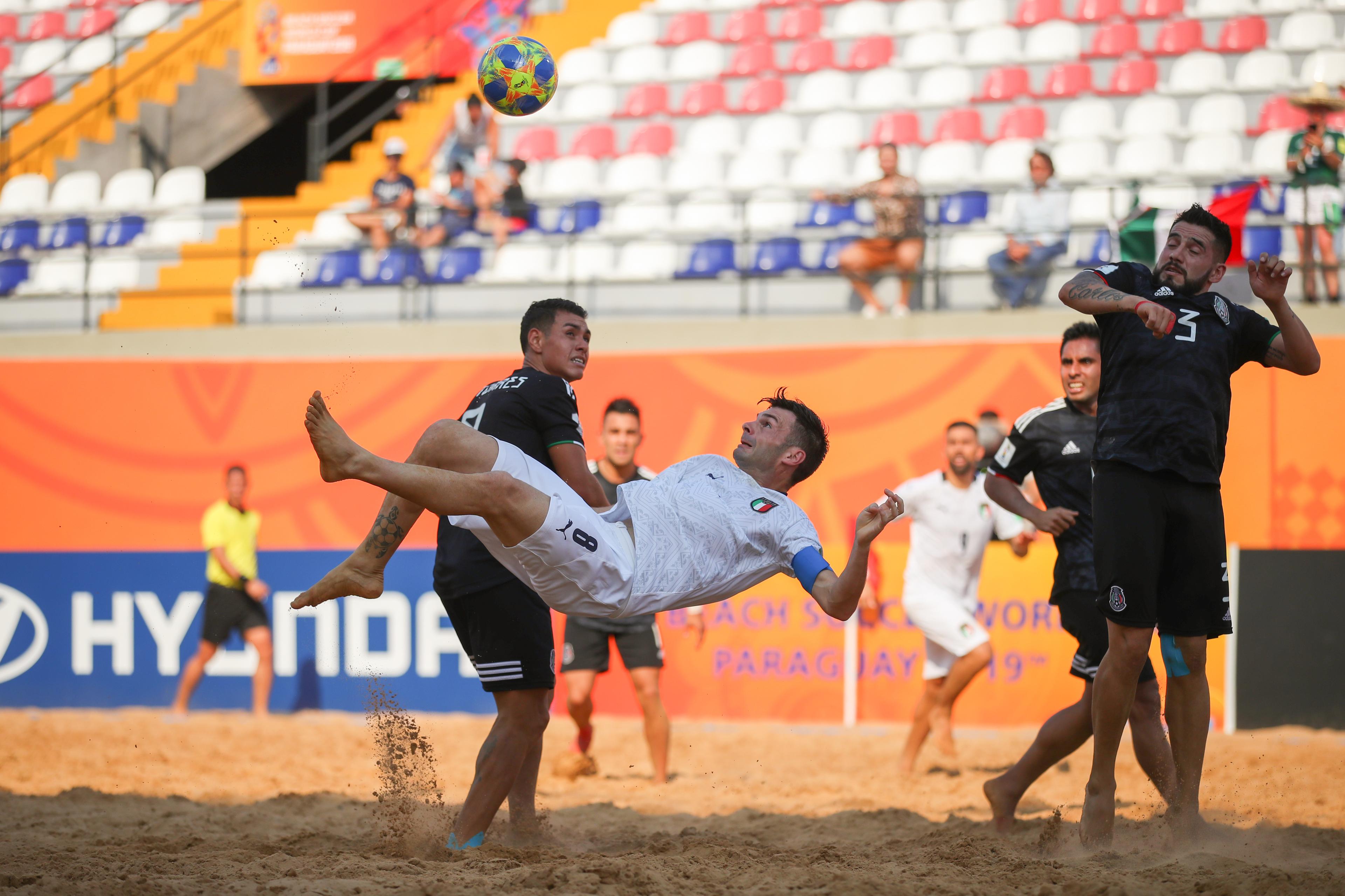 ASUNCION, PARAGUAY - NOVEMBER 25: Francesco Corosiniti of Italy struggles for the ball with Carlos Hernandez of Mexico during the FIFA Beach Soccer World Cup Paraguay 2019 group B match between Mexico and Italy at Estadio Mundialista \"Los Pynandi\" on November 25, 2019 in Asuncion, Paraguay. (Photo by Hector Vivas - FIFA/FIFA via Getty Images)