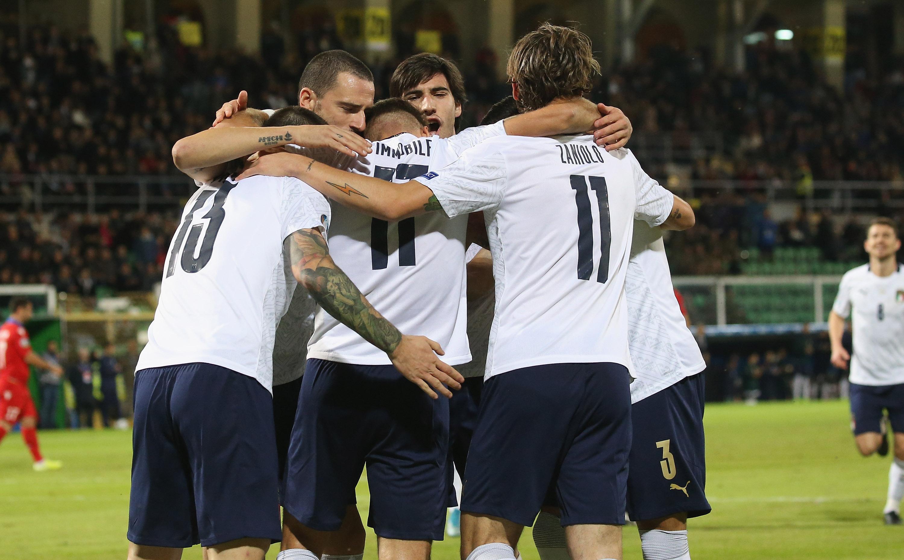 PALERMO, ITALY - NOVEMBER 18: Players of Italy celebrate during the UEFA Euro 2020 Qualifier between Italy and Armenia on November 18, 2019 in Palermo, Italy. (Photo by Maurizio Lagana/Getty Images)