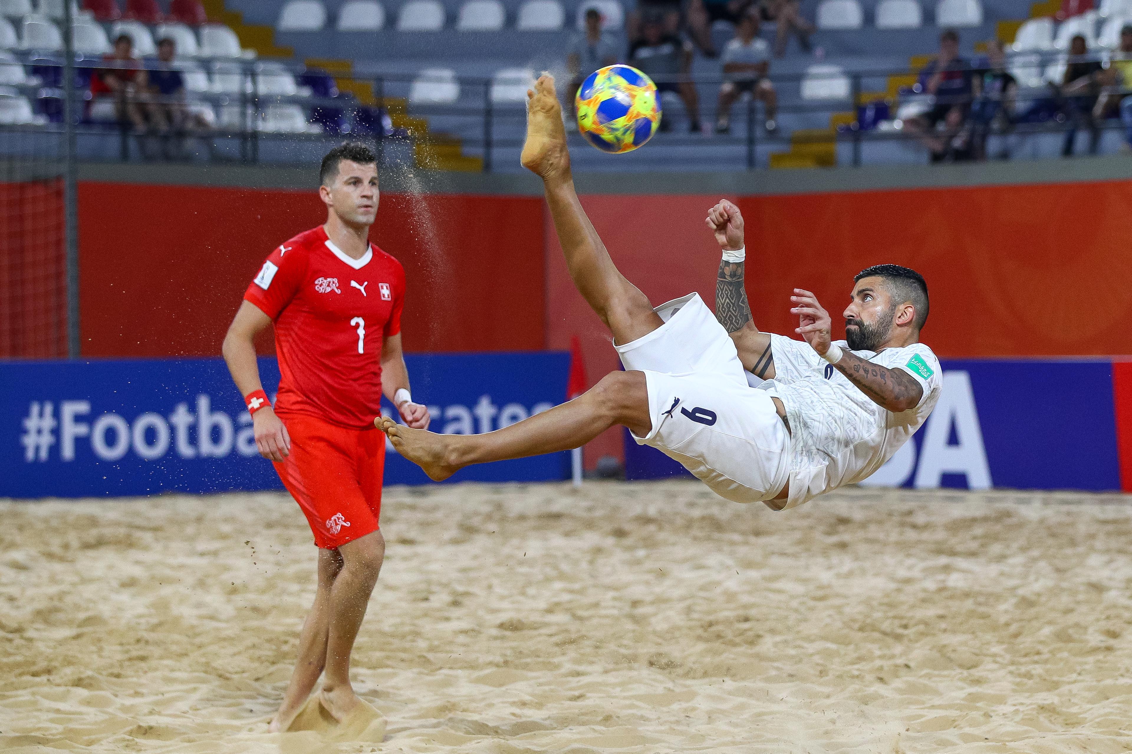 ASUNCION, PARAGUAY - NOVEMBER 28: Emmanuele Zurlo of Italy attempts a bicycle kick Emmanuele Zurlo during the FIFA Beach Soccer World Cup Paraguay 2019 quarter final match between Italy and Switzerland at Estadio Mundialista Los Pynandi on November 28, 2019 in Asuncion, Paraguay. (Photo by Buda Mendes - FIFA/FIFA via Getty Images)