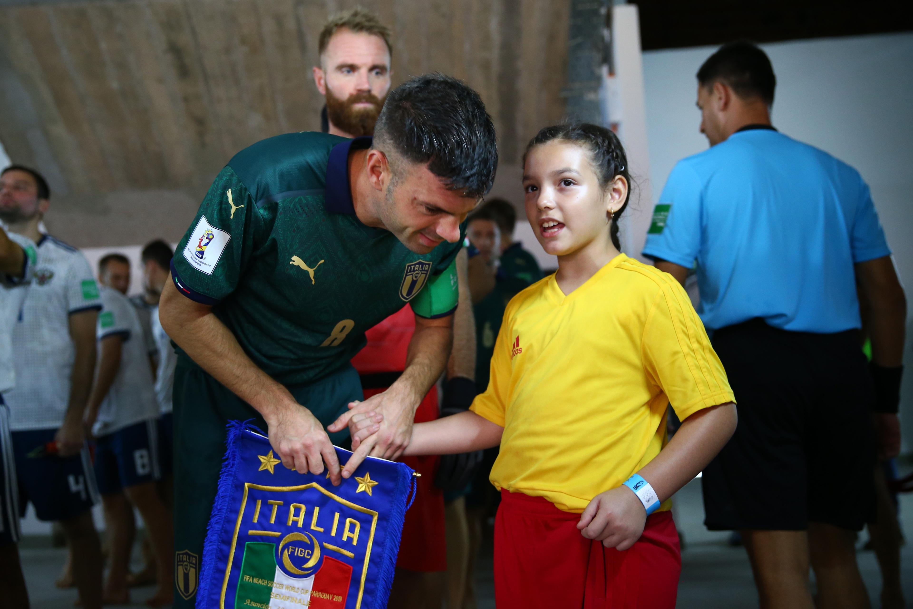ASUNCION, PARAGUAY - NOVEMBER 30: Francesco Corosiniti of Italy talks to the player escort kid in the tunnel prior to the FIFA Beach Soccer World Cup Paraguay 2019 semi final match between Italy and Russia at Estadio Mundialista \"Los Pynandi\" on November 30, 2019 in Asuncion, Paraguay. (Photo by Alex Grimm - FIFA/FIFA via Getty Images)