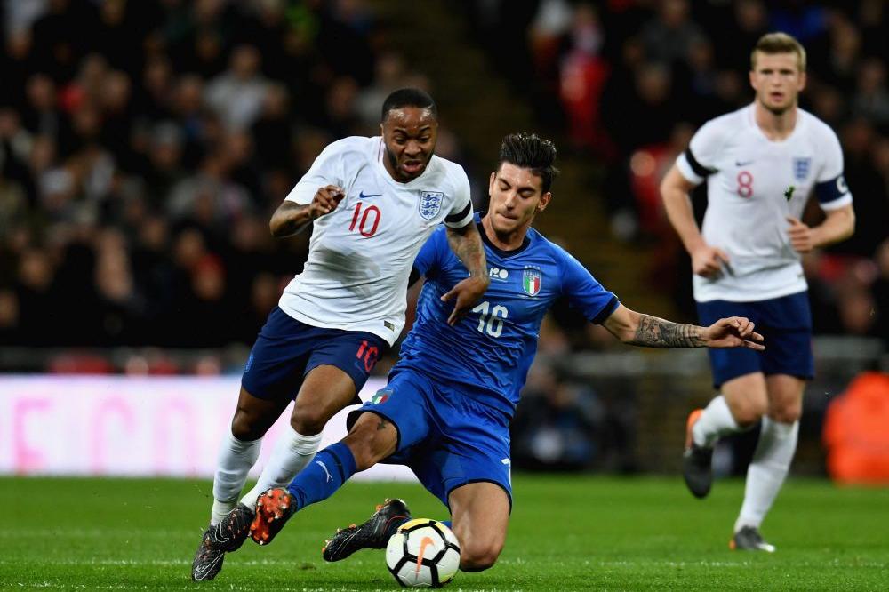 LONDON, ENGLAND - MARCH 27:  Lorenzo Pellegrini of Italy (R) competes for the ball with Raheem Sterling of England during the International friendly football match between England and Italy at Wembley Stadium on March 27, 2018 in London, England.  (Photo by Claudio Villa/Getty Images)