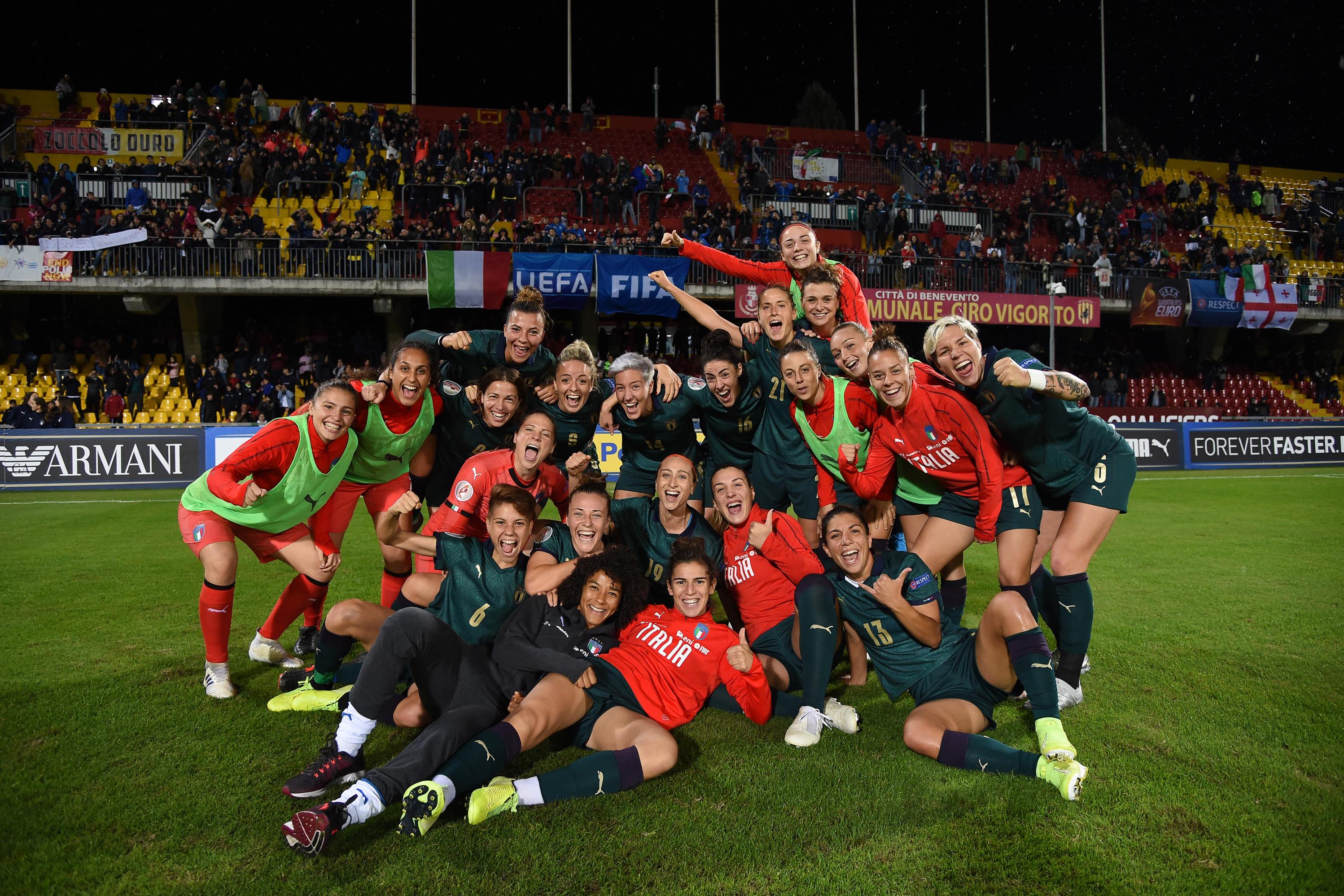 BENEVENTO, ITALY - NOVEMBER 08: Italy women team celebrates the victory after the UEFA Women\\'s Euros 2021 Qualifier match between Italy Women v Georgia Women on November 08, 2019 in Benevento, Italy. (Photo by Francesco Pecoraro/Getty Images)