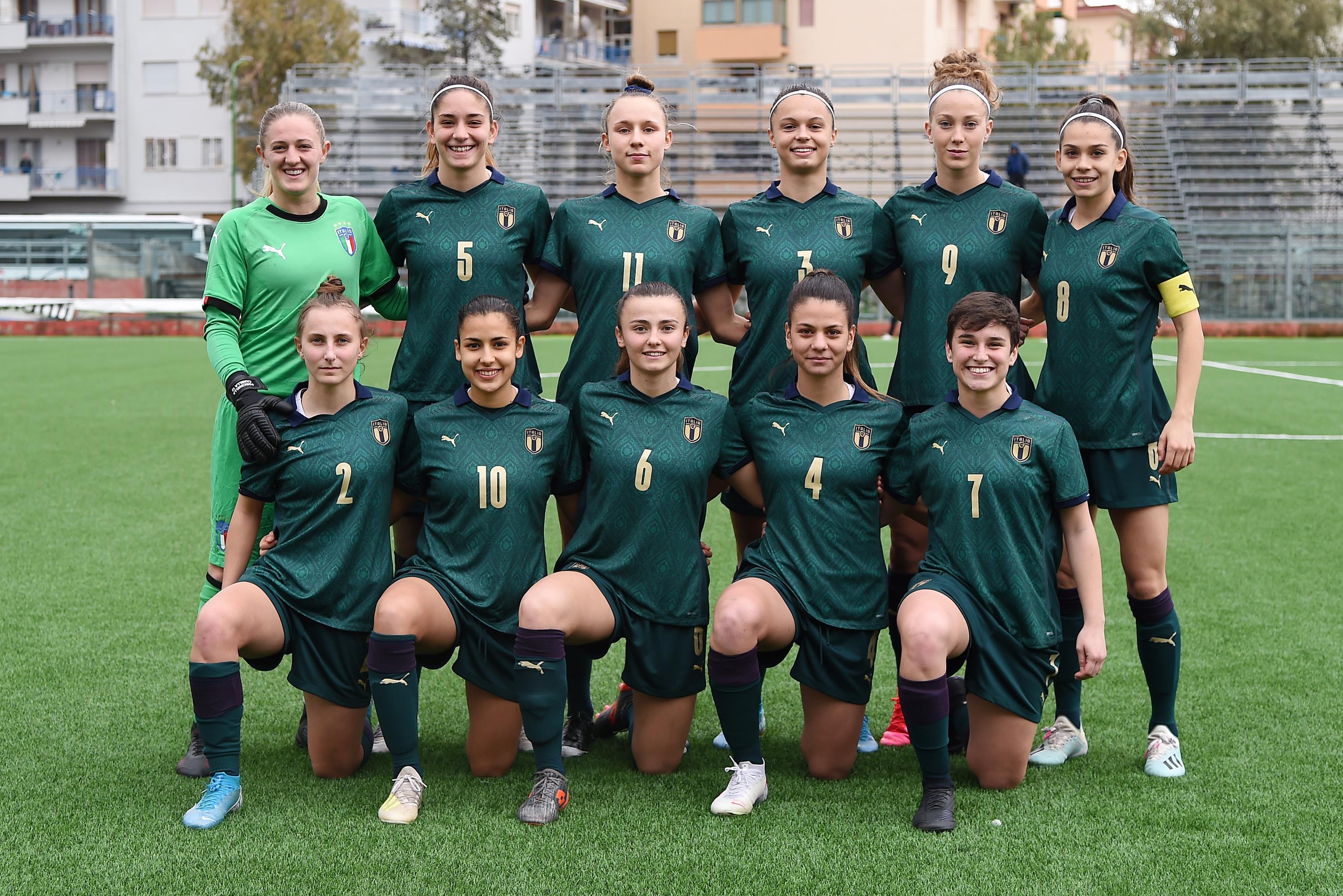 TORRE DEL GRECO, ITALY - JANUARY 28: Italy U19 Women team before the U19 Women International friendly match on January 28, 2020 in Torre del Greco, Italy. (Photo by Francesco Pecoraro/Getty Images)