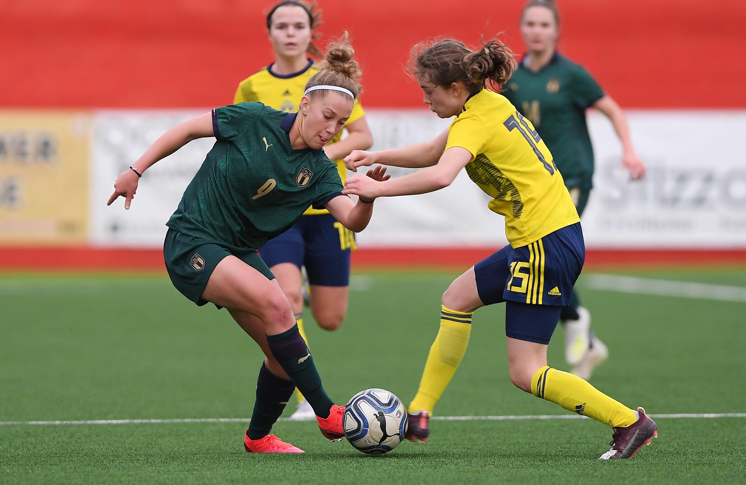 TORRE DEL GRECO, ITALY - JANUARY 28: Asia Bragonzi of Italy U19 Women vies with Matilda Eriksson Kristell of Sweden U19 Women during the U19 Women International friendly match on January 28, 2020 in Torre del Greco, Italy. (Photo by Francesco Pecoraro/Getty Images)