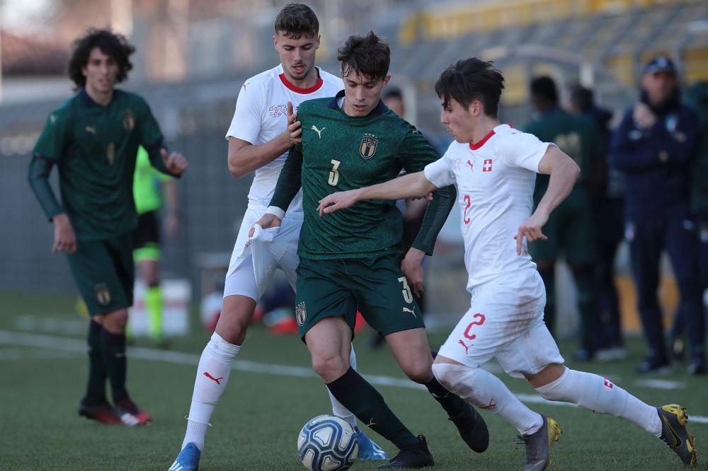 LECCO, ITALY - FEBRUARY 12:  Riccardo Calafiori of Italy is challenged by Filip Frei (R) and Darian Males (L) of Switzerland during the International Friendly match between Italy U19 and Switzerland U19 on February 12, 2020 in Lecco, Italy.  (Photo by Emilio Andreoli/Getty Images)