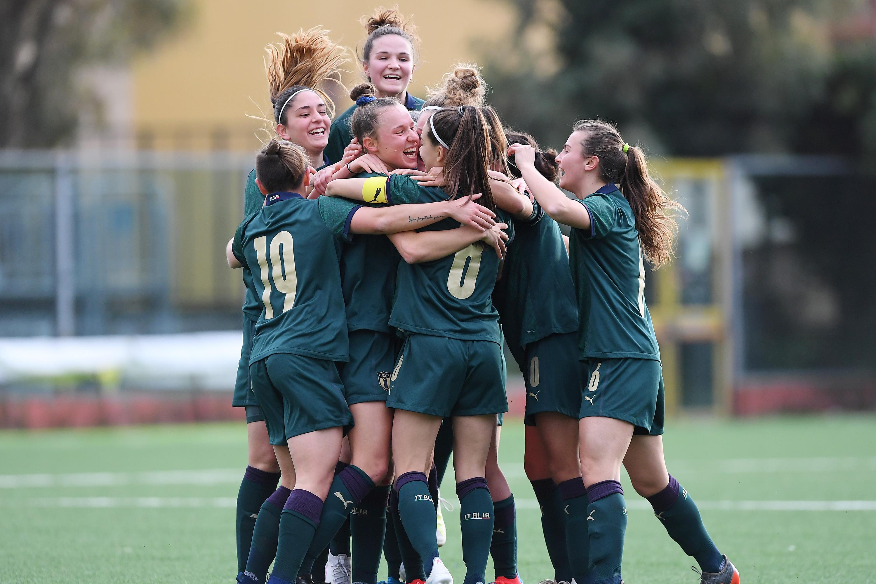 TORRE DEL GRECO, ITALY - JANUARY 28: Italy U19 Women players celebrate the 3-0 goal scored by Angela Caloia during the U19 Women International friendly match on January 28, 2020 in Torre del Greco, Italy. (Photo by Francesco Pecoraro/Getty Images)