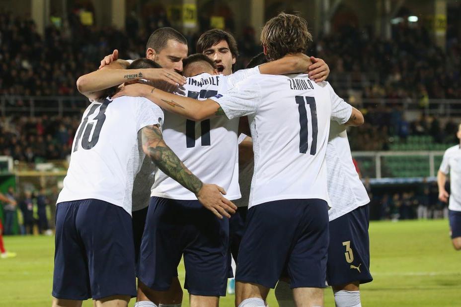 PALERMO, ITALY - NOVEMBER 18:  Players of Italy celebrate during the UEFA Euro 2020 Qualifier between Italy and Armenia on November 18, 2019 in Palermo, Italy.  (Photo by Maurizio Lagana/Getty Images)