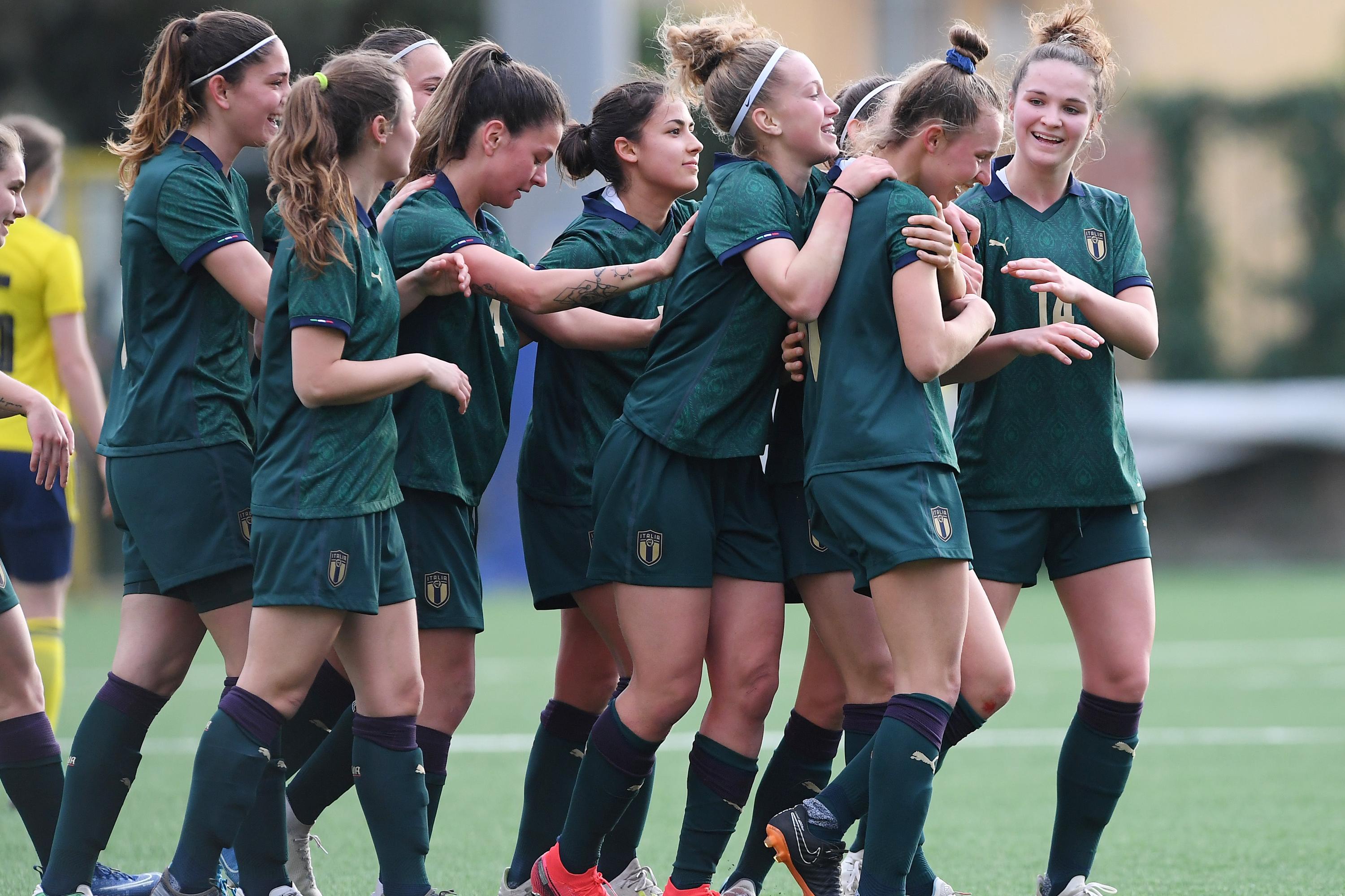 TORRE DEL GRECO, ITALY - JANUARY 28: Italy U19 Women players celebrate the 3-0 goal scored by Angela Caloia during the U19 Women International friendly match on January 28, 2020 in Torre del Greco, Italy. (Photo by Francesco Pecoraro/Getty Images)