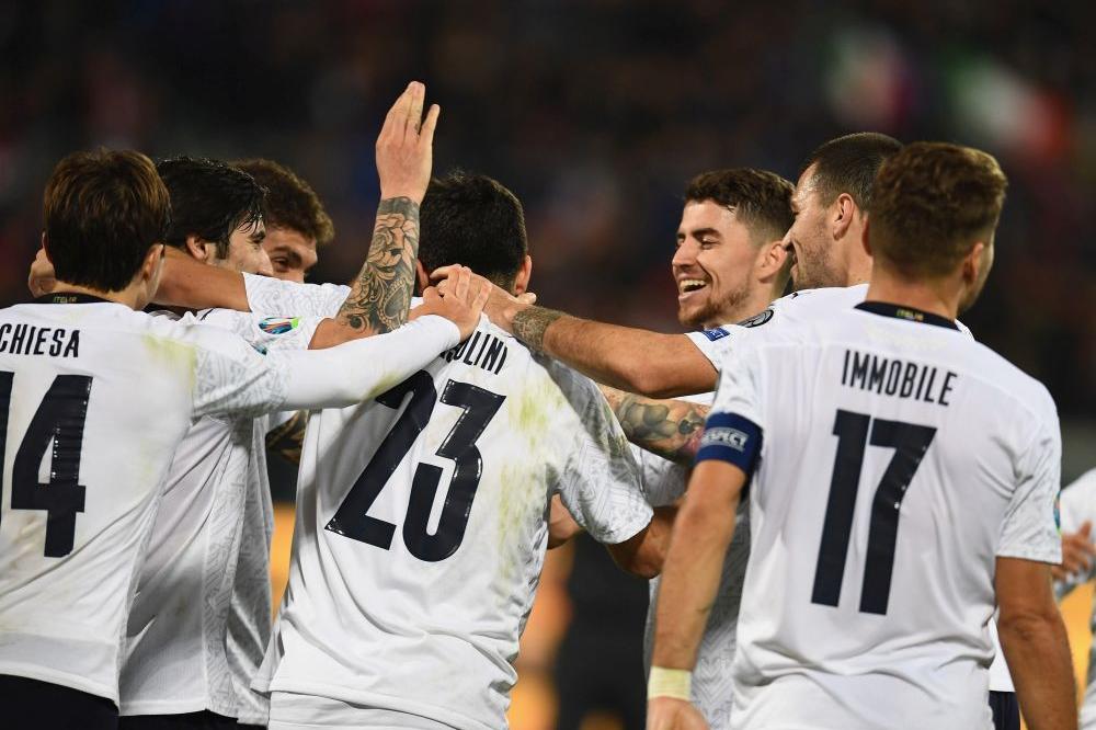 PALERMO, ITALY - NOVEMBER 18:  Players of Italy celebrate during the UEFA Euro 2020 Qualifier between Italy and Armenia on November 18, 2019 in Palermo, Italy.  (Photo by Claudio Villa/Getty Images)