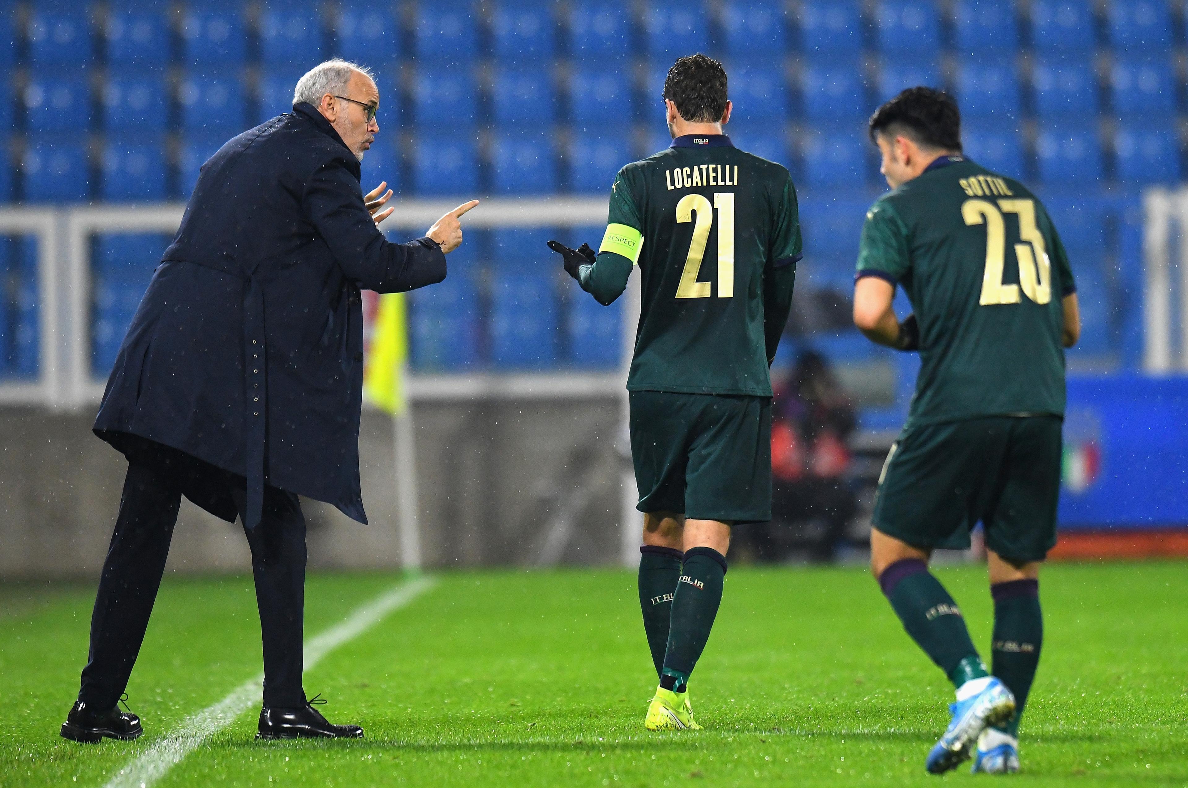 FERRARA, ITALY - NOVEMBER 16: Paolo Nicolato head coach of Italy U21 issues instructions to his players during the UEFA U21 European Championship Qualifier match between Italy and Iceland at Stadio Paolo Mazza on November 16, 2019 in Ferrara, . (Photo by Alessandro Sabattini/Getty Images)