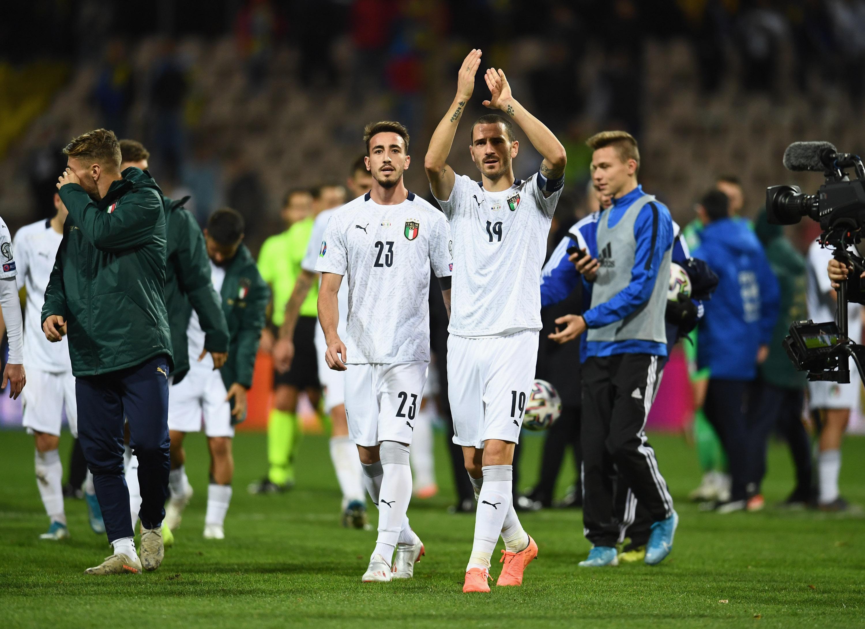 ZENICA, BOSNIA AND HERZEGOVINA - NOVEMBER 15: Leonardo Bonucci and Gaetano Castrovilli of Italy applauds at the end of the UEFA Euro 2020 Qualifier between Bosnia and Herzegovina and Italy on November 15, 2019 in Zenica, Bosnia and Herzegovina. (Photo by Claudio Villa/Getty Images)