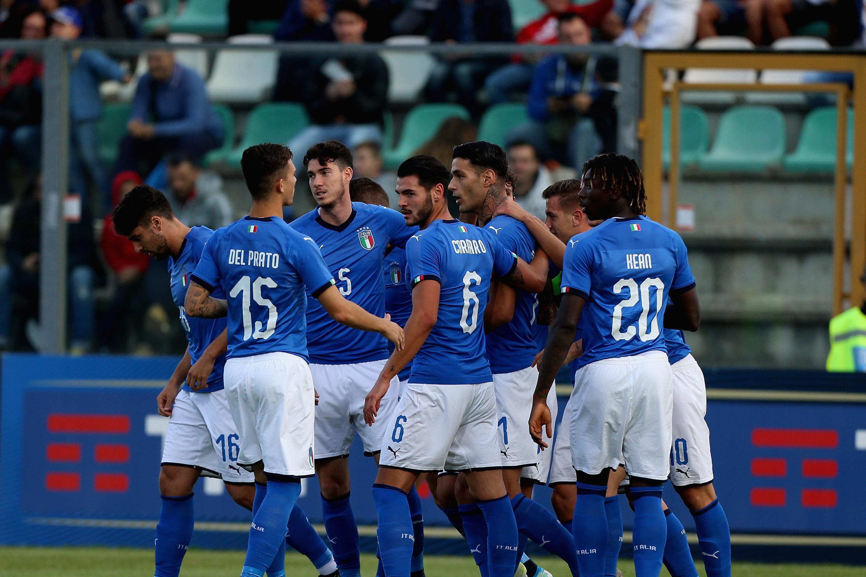 CASTEL DI SANGRO, ITALY - SEPTEMBER 10:  Manuel Locatelli with his teammates of Italy U21 celebrates after scoring the opening goal from penalty spot during the UEFA European Under 21 championship qualifying match between Italy U21 and Luxemburg U21 at Teofilo Patini on September 10, 2019 in Castel Di Sangro, Italy.  (Photo by Paolo Bruno/Getty Images) *** Local Caption *** Manuel Locatelli
