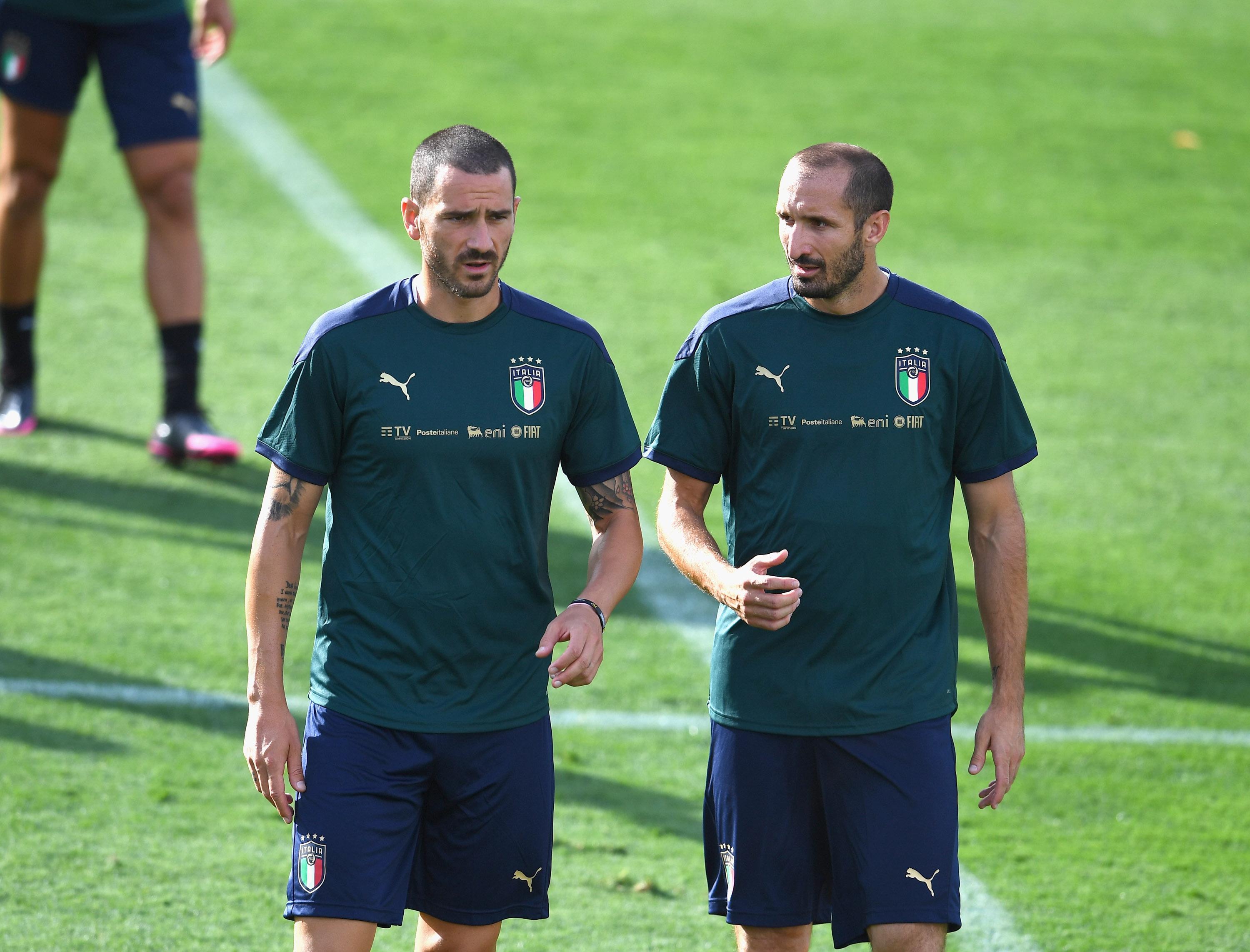 FLORENCE, ITALY - AUGUST 30: Giorgio Chiellini and Leonardo Bonucci of Italy chat during a training session at Centro Tecnico Federale di Coverciano on August 30, 2020 in Florence, Italy. (Photo by Claudio Villa/Getty Images) *** Local Caption *** Giorgio Chiellini; Leonardo Bonucci