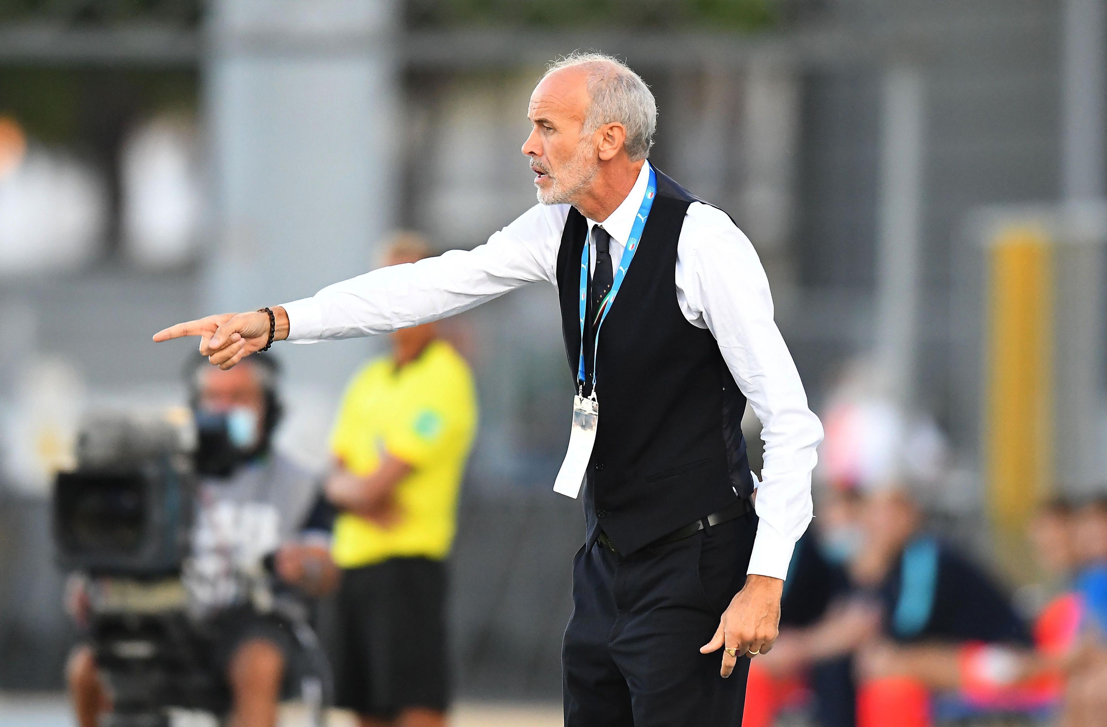 LIGNANO SABBIADORO, ITALY - SEPTEMBER 03: Paolo Nicolato head coach of Italy U21 issues instructions to his players during the International Friendly match between Italy U21 and Slovenia U21 at Stadio Guido Teghil on September 03, 2020 in Lignano Sabbiadoro, Italy. (Photo by Alessandro Sabattini/Getty Images)