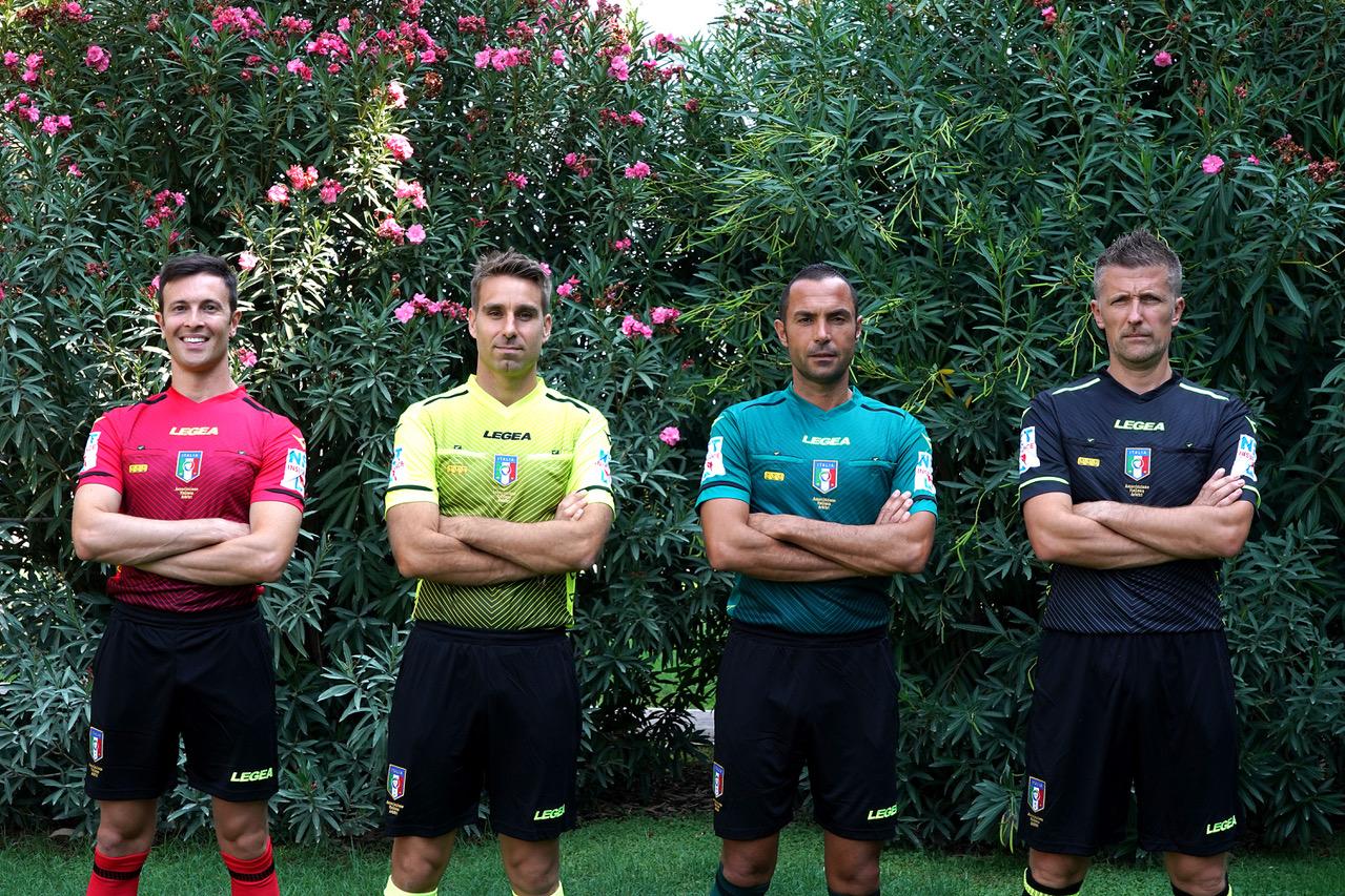 Arbitri, presentate le nuove divise Legea per la stagione 2020/21: novità maglia verde