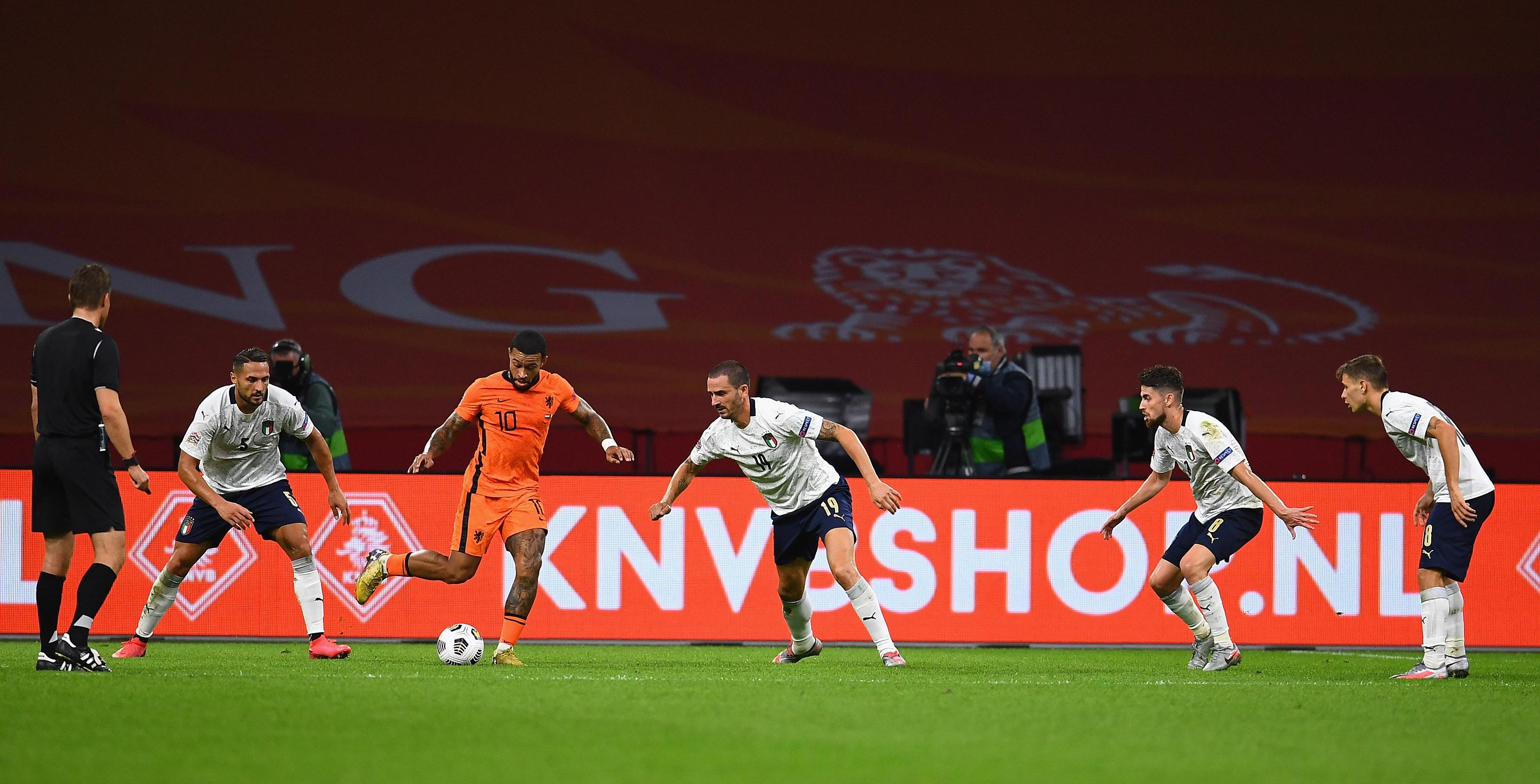 AMSTERDAM, NETHERLANDS - SEPTEMBER 07: Memphis Depay of Netherlands (C) in action during the UEFA Nations League group stage match between Netherlands and Italy at Johan Cruijff Arena on September 7, 2020 in Amsterdam, Netherlands. (Photo by Claudio Villa/Getty Images) *** Local Caption *** Memphis Depay