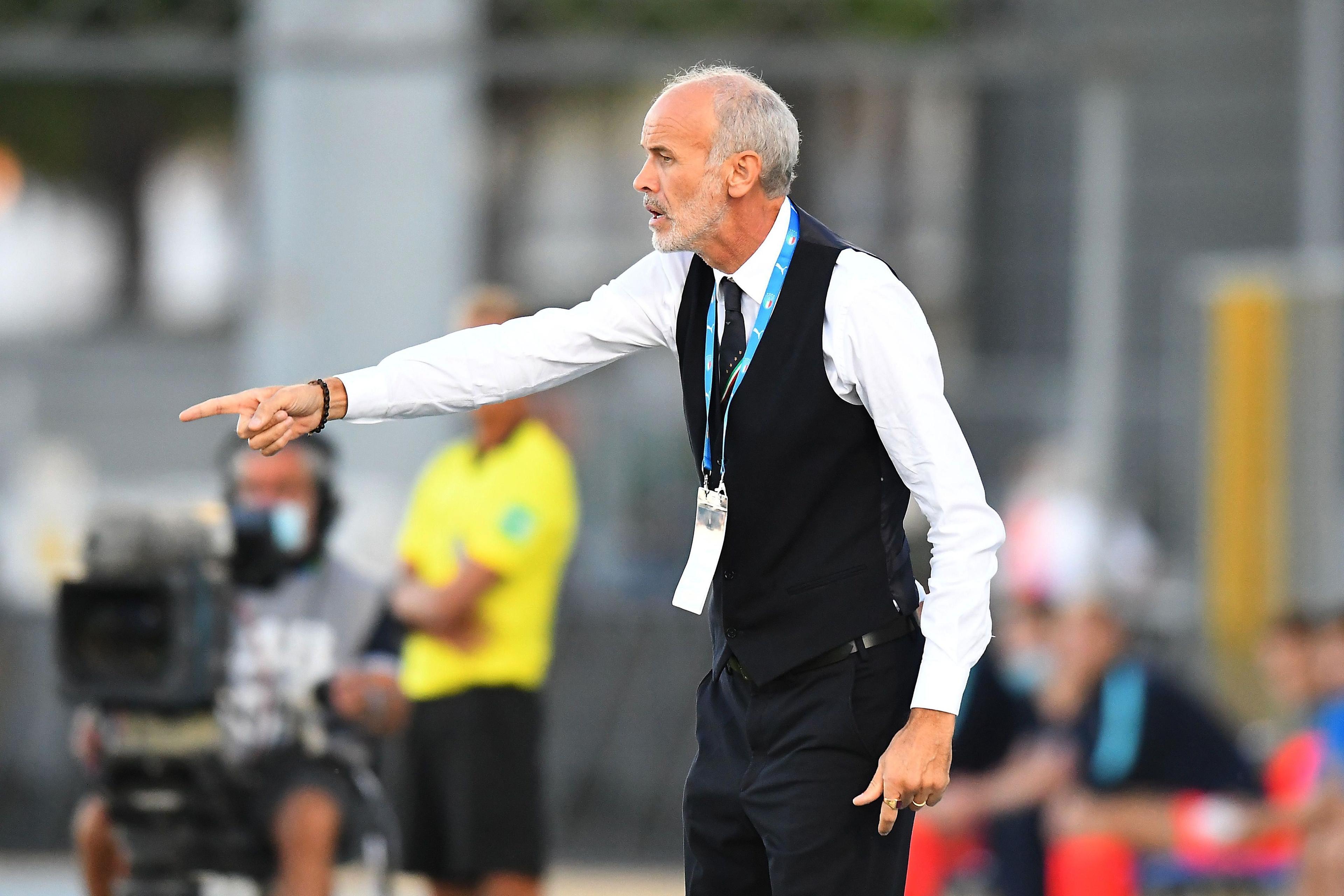 LIGNANO SABBIADORO, ITALY - SEPTEMBER 03:  Paolo Nicolato head coach of Italy U21 issues instructions to his players during the International Friendly match between Italy U21 and Slovenia U21 at Stadio Guido Teghil on September 03, 2020 in Lignano Sabbiadoro, Italy. (Photo by Alessandro Sabattini/Getty Images)