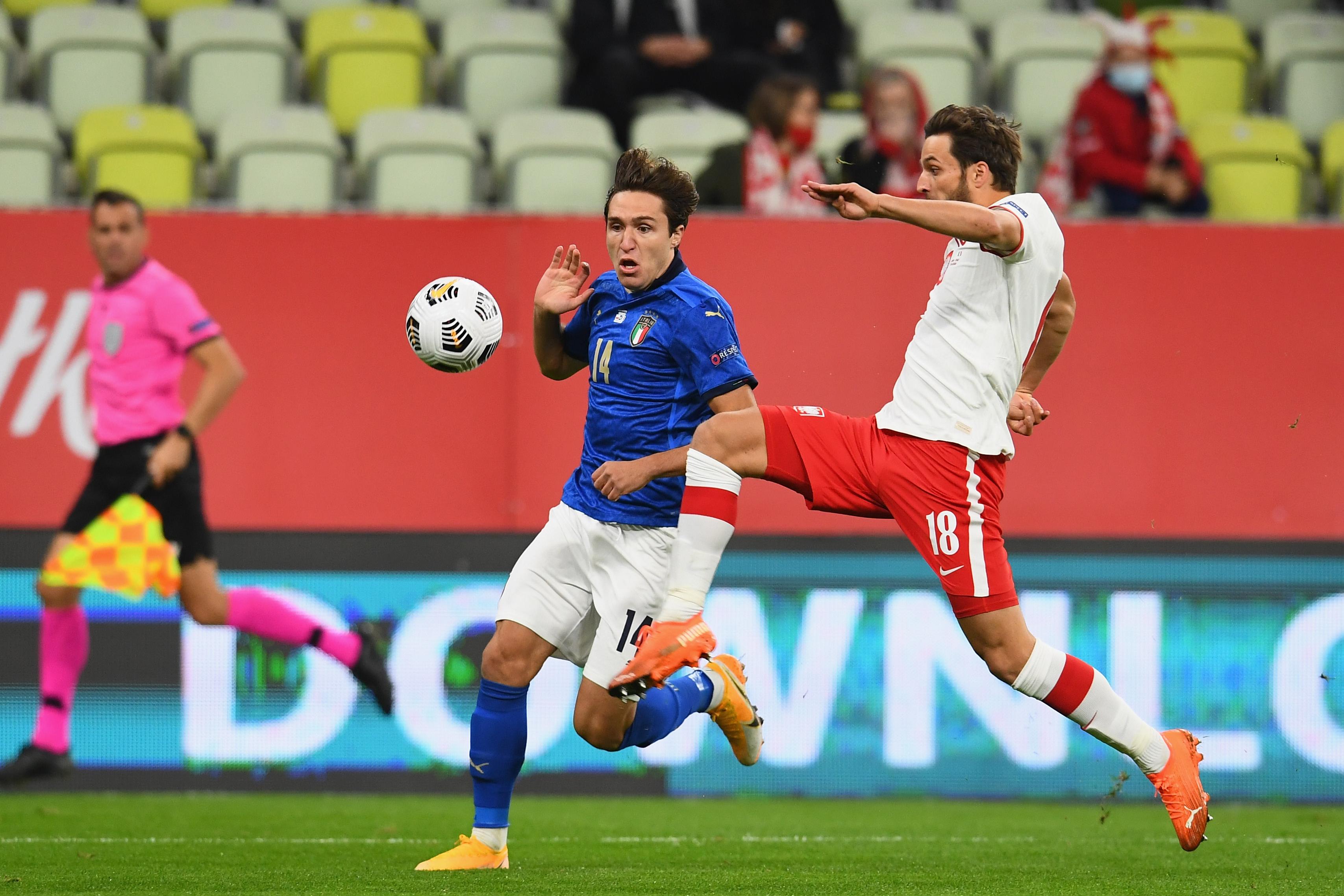 GDANSK, POLAND - OCTOBER 11:  Federico Chiesa of Italy competes for the ball with Bartosz Bereszynski of Poland during the UEFA Nations League group stage match between Poland and Italy at Gdansk Stadium on October 11, 2020 in Gdansk, Poland.  (Photo by Claudio Villa/Getty Images) *** Local Caption *** Federico Chiesa; Bartosz Bereszynski