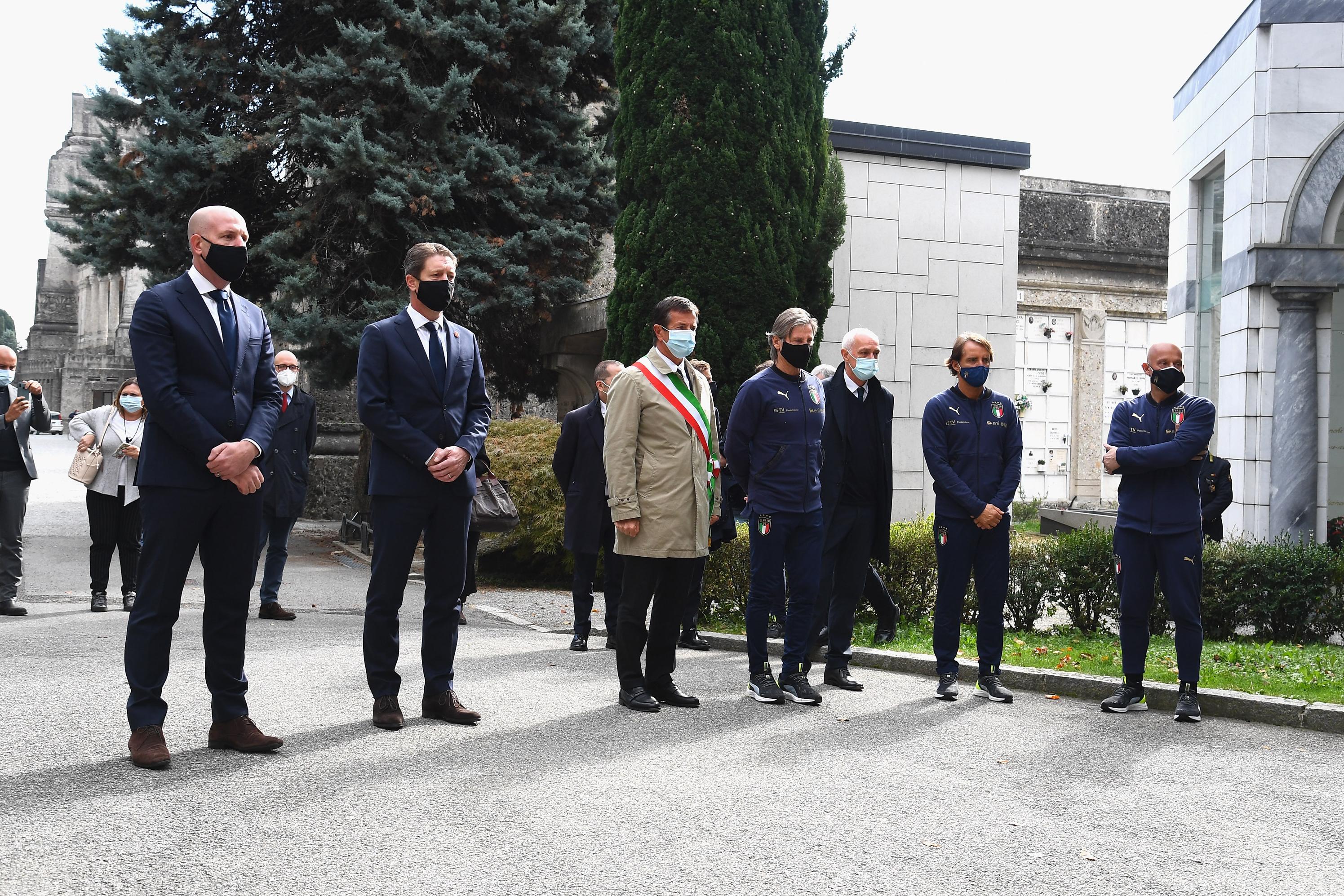 BERGAMO, ITALY - OCTOBER 14:  Mayor of Bergamo Giorgio Gori, Gabrile Oriali, Antonio Percassi, head coach Italy Roberto Mancini and Gianluca Vialli honor the Covid-19 Victims In Bergamo on October 14, 2020 in Bergamo, Italy.  (Photo by Claudio Villa/Getty Images) *** Local Caption *** Giorgio Gori; Roberto Mancini; Gabrile Oriali; Antonio Percassi; Gianluca Vialli
