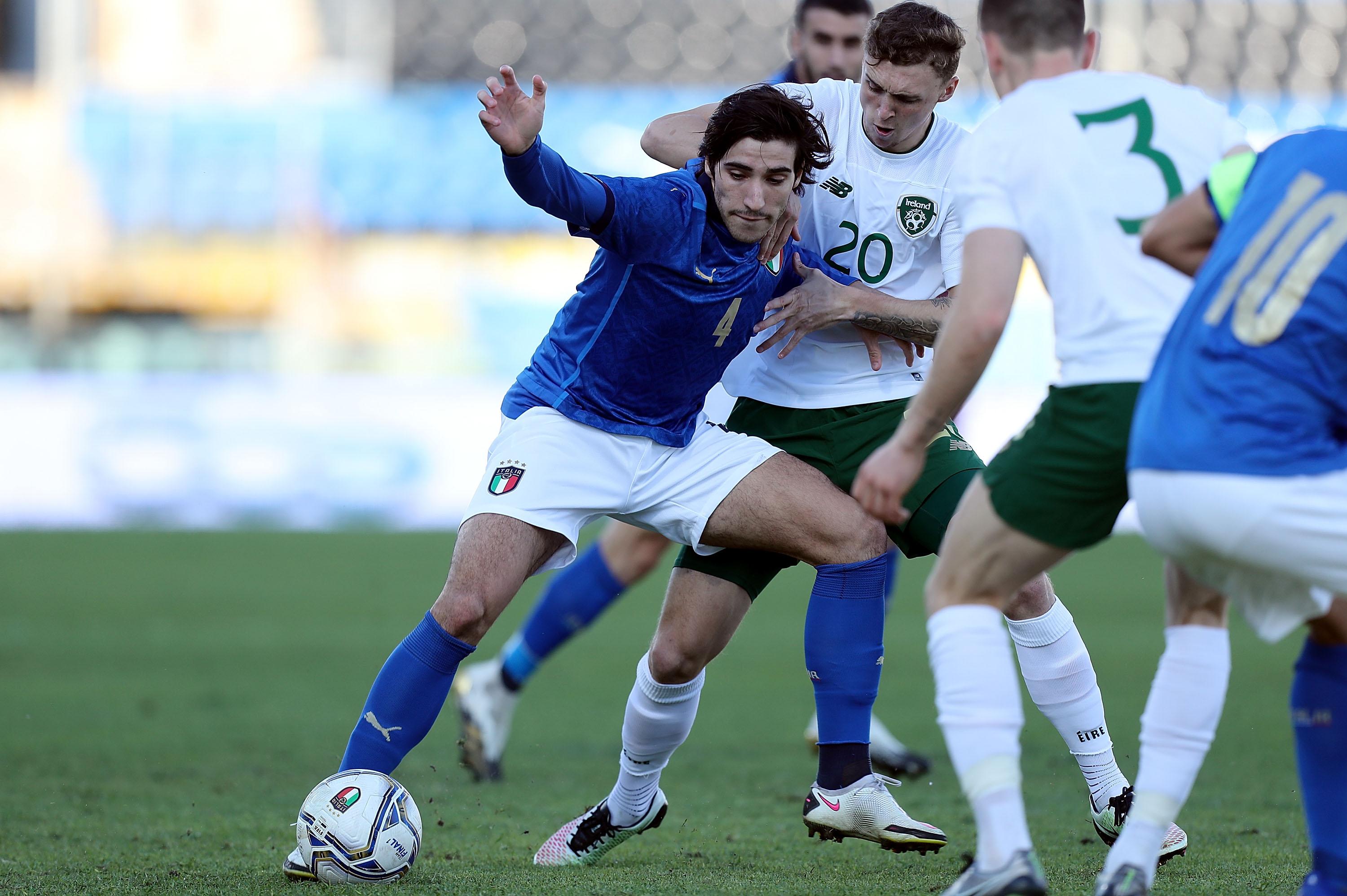PISA, ITALY - OCTOBER 13: Sandro Tonali of Italy U21 in action during the UEFA Euro Under 21 Qualifier match between Italy U21 and Ireland U21 at Arena Garibaldi on October 13, 2020 in Pisa, Italy. (Photo by Gabriele Maltinti/Getty Images) *** Local Caption *** Sandro Tonali